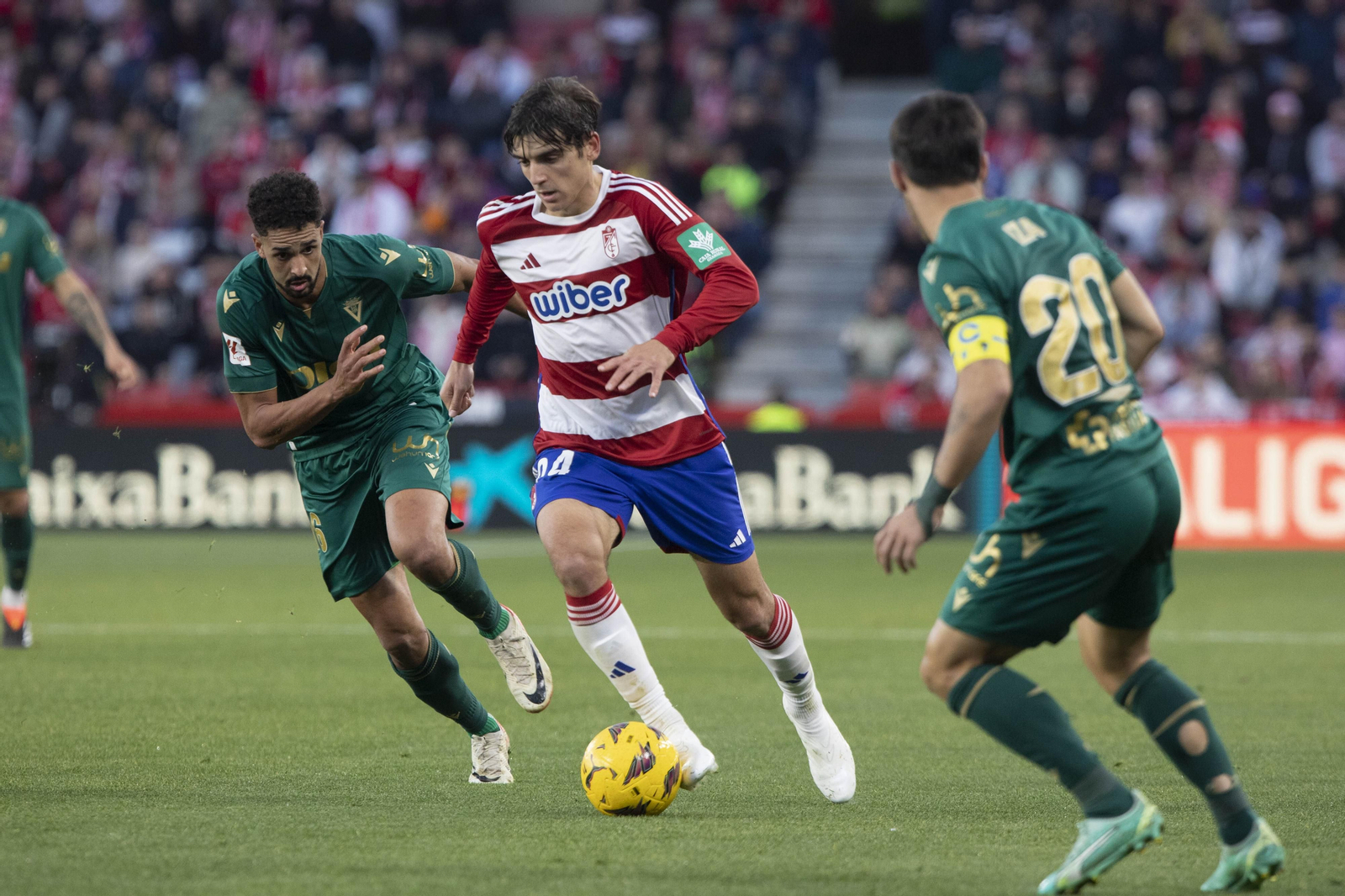 Gonzalo Villar conduce el cuero en el choque de la primera vuelta en Los Cármenes.