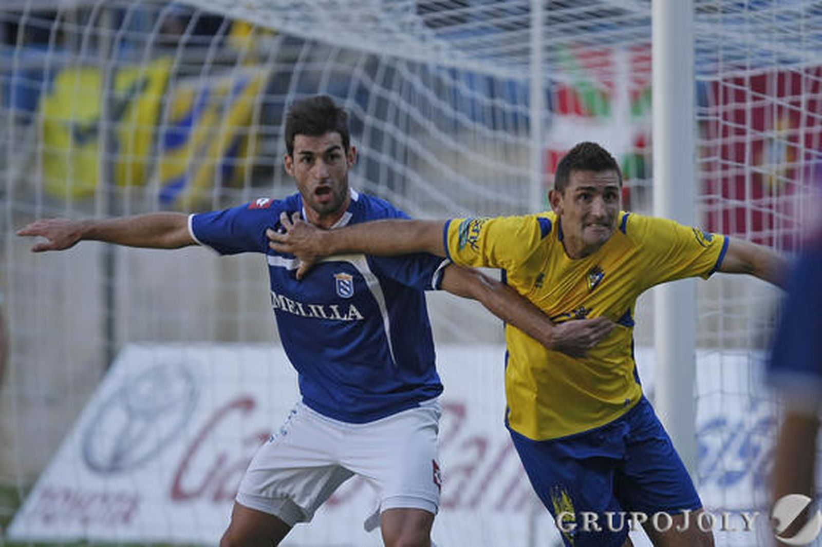 Belencoso intenta ganar la posición en el área.

Foto: Julio Gonzalez