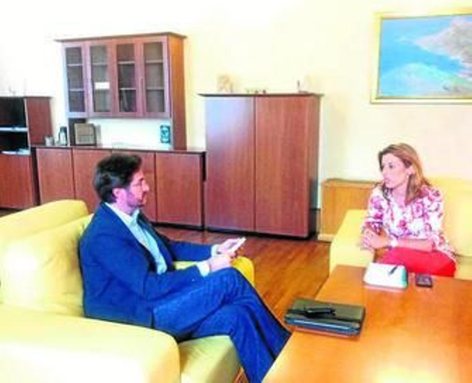 El alcalde y la delegada, durante su encuentro.