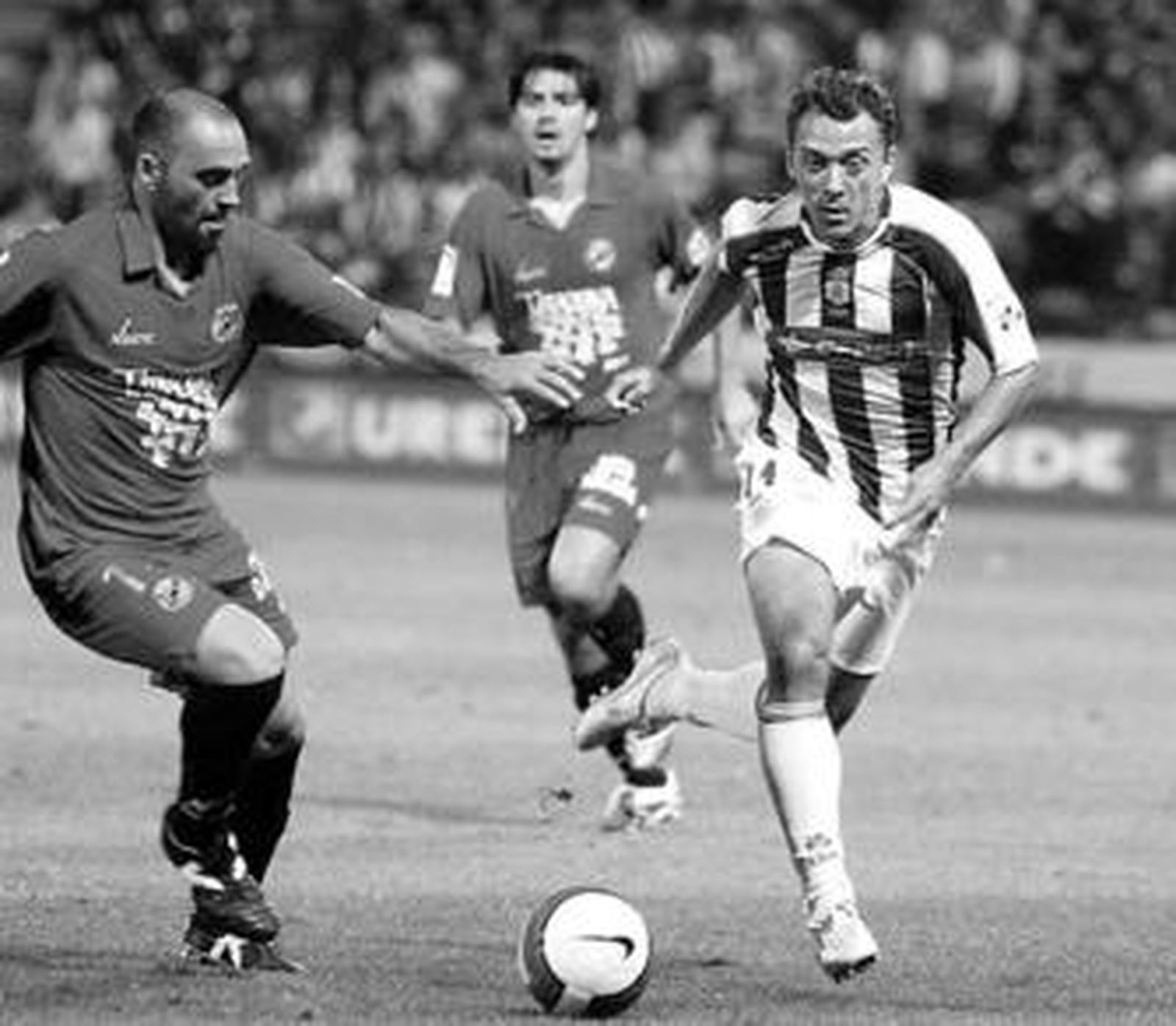 Rosu trata de escaparse en carrera de David García; ambos pueden coincidir ahora en el conjunto amarillo.