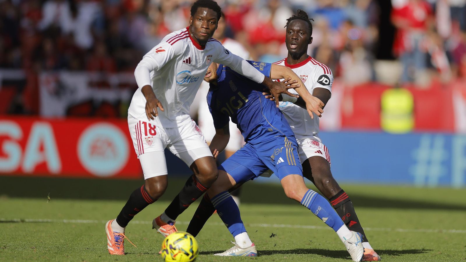 Agoumé, que ha visto la amarilla en el 59', y Mendy, autor del 3-0, hostigan a un rival.