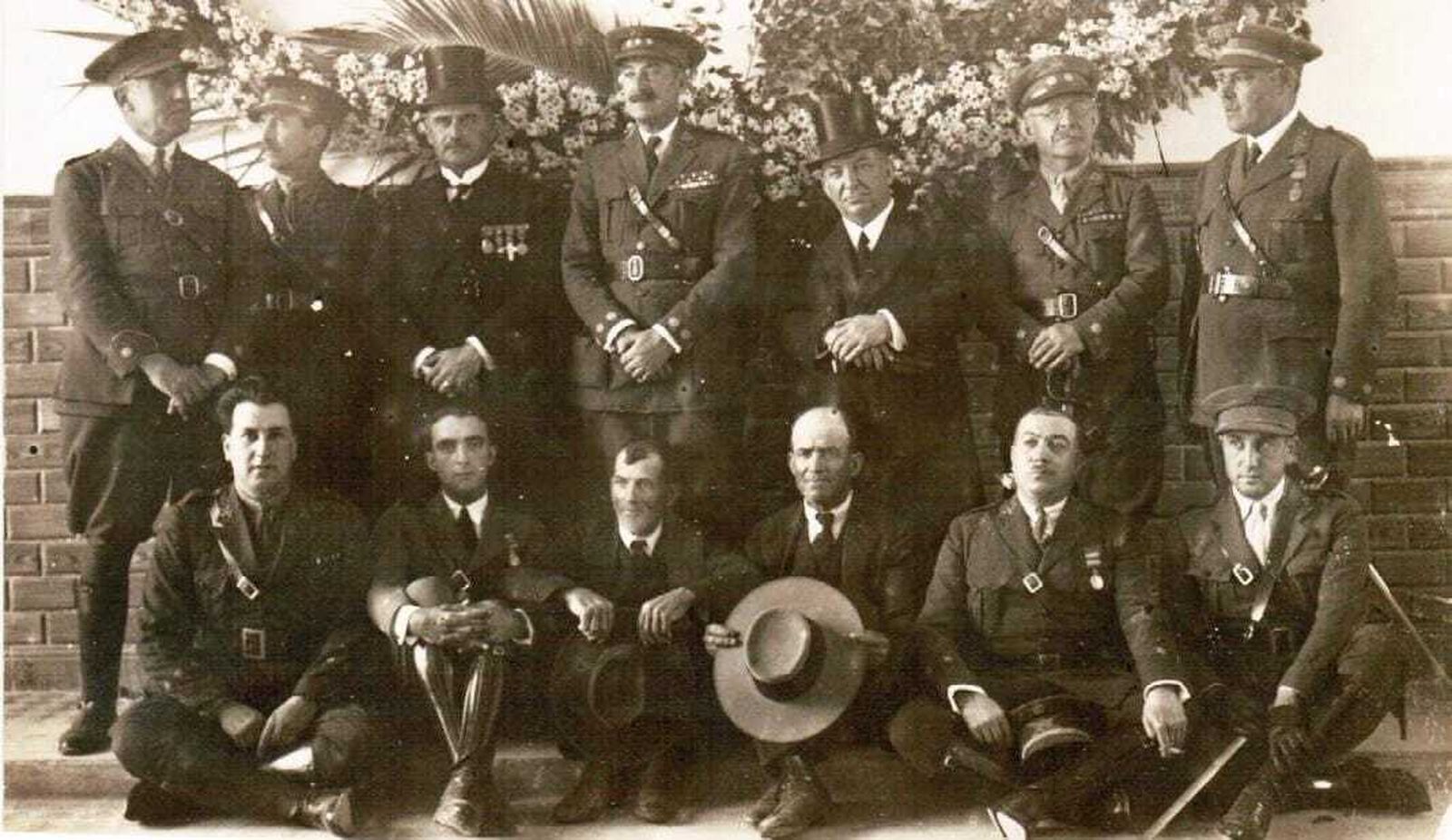 Asistentes a la bendición de la lápida.