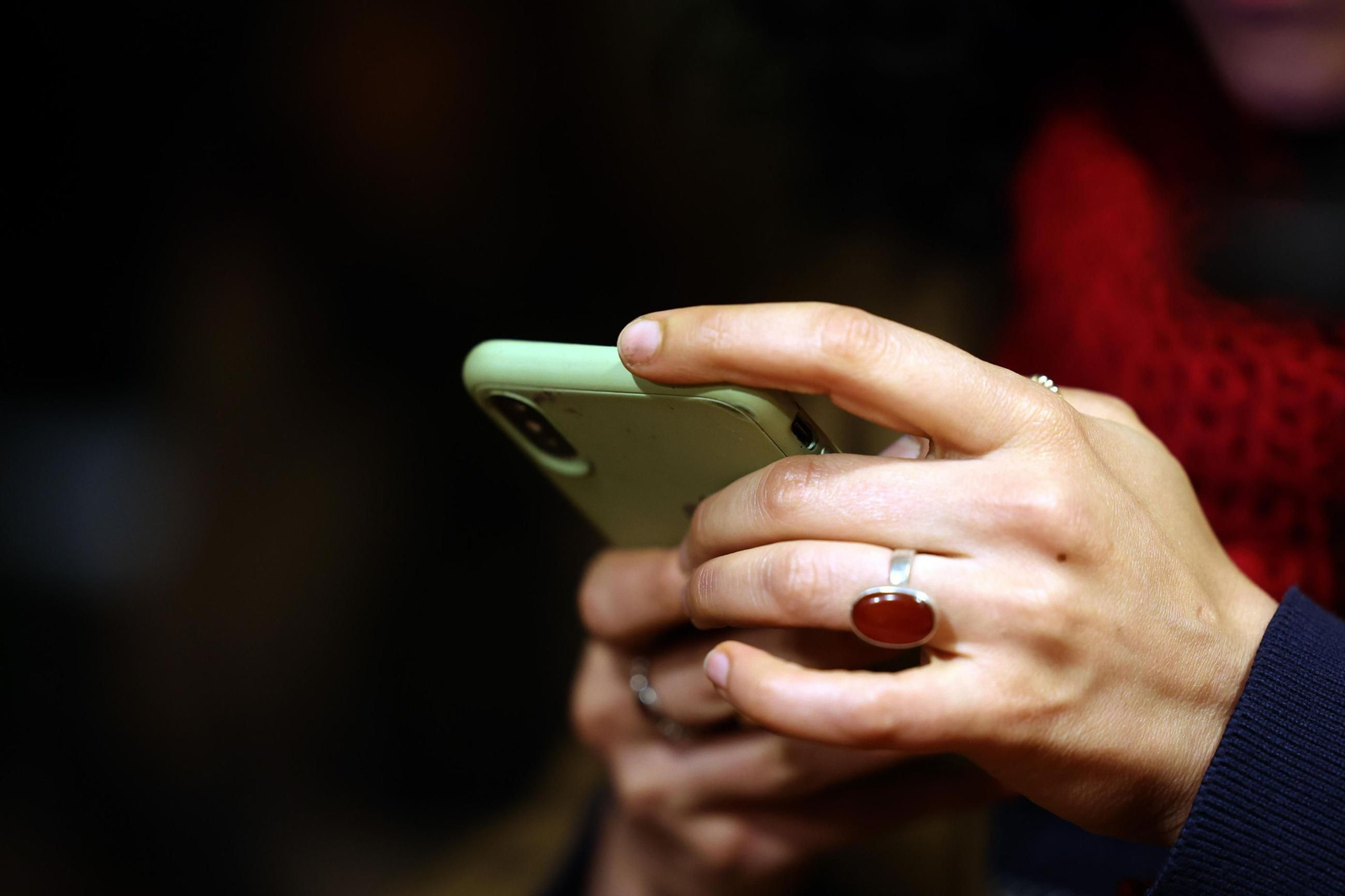 Una mujer utiliza su smartphone.