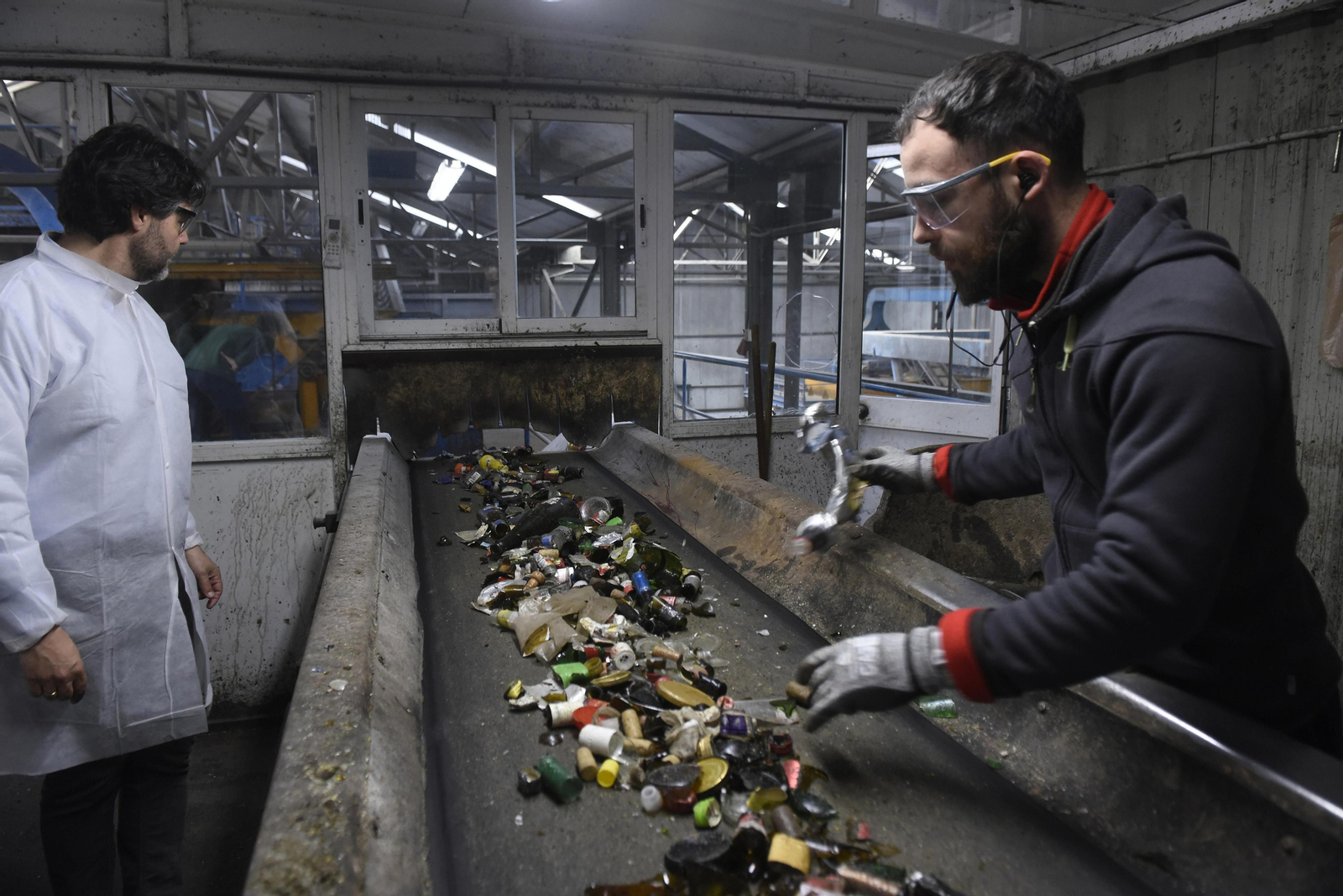 Operarios trabajan en una planta de reciclaje de vidrio en Alcalá de Guadaira (Sevilla).