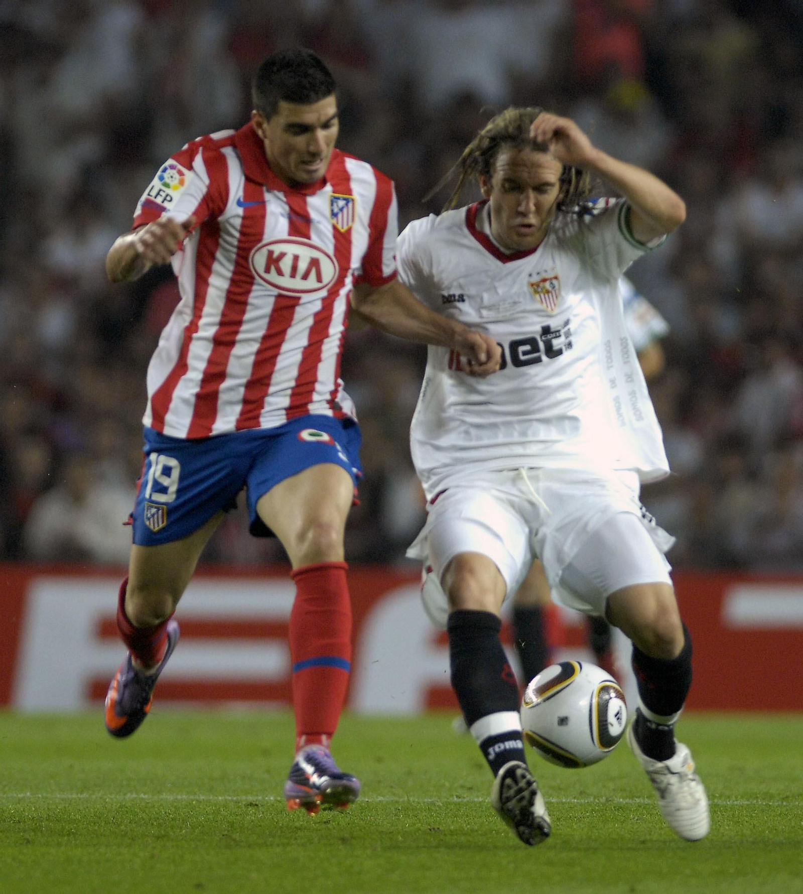 Reyes y Capel disputan un balón en la final de la Copa de 2010.