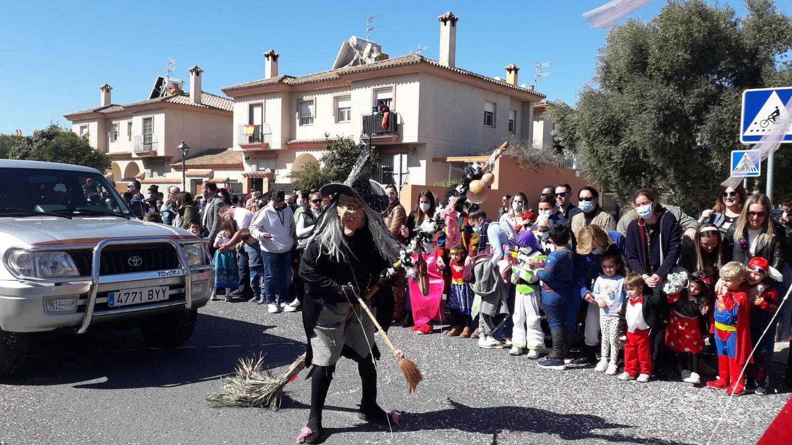 Una bruja del cortejo de la Cabalgata de Carnaval de San Fernando para asustar al público. Una bruja del cortejo de la Cabalgata de Carnaval de San Fernando para asustar al público.
