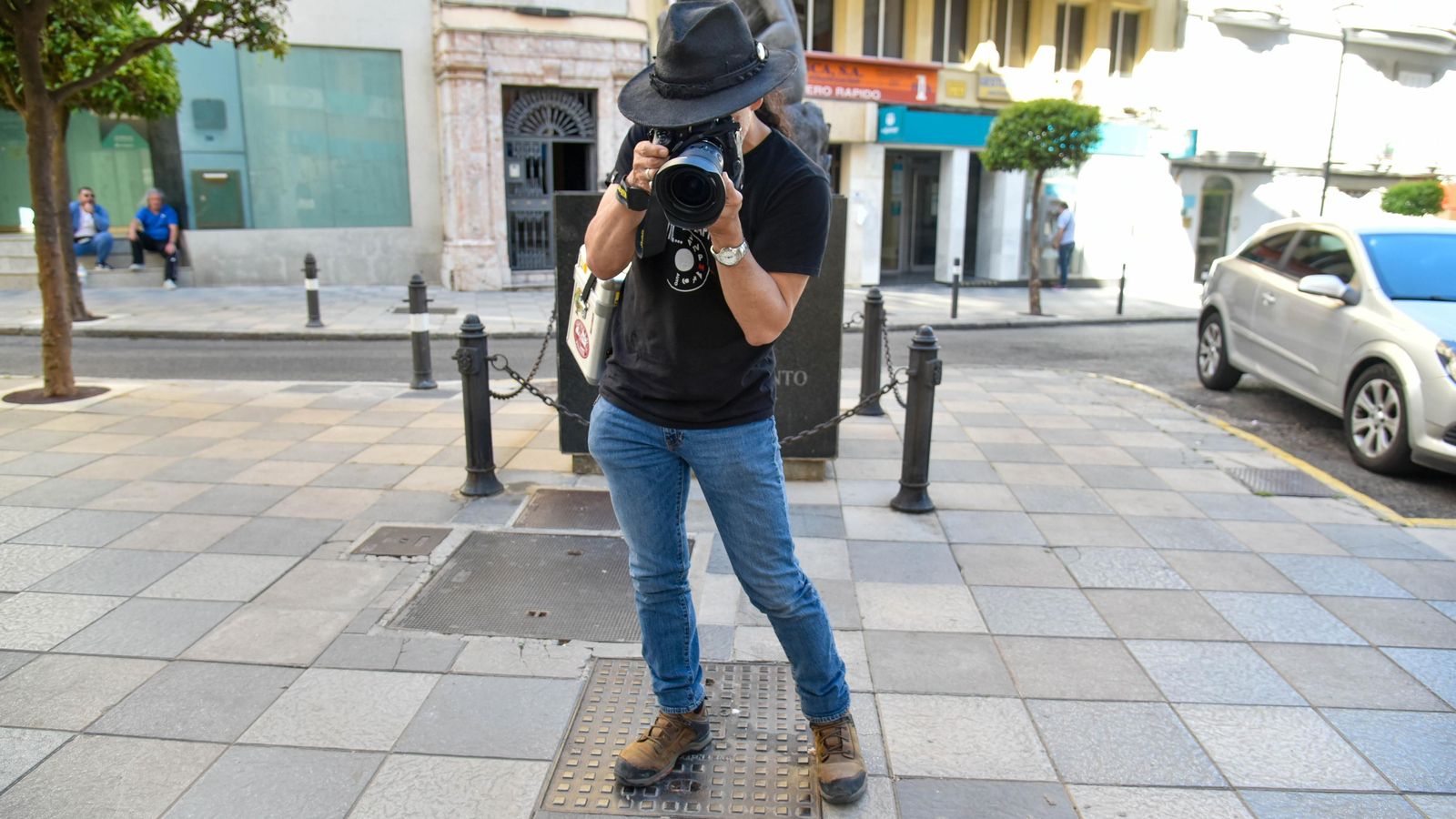 Hotta mide la luz antes de tomar una fotografía.