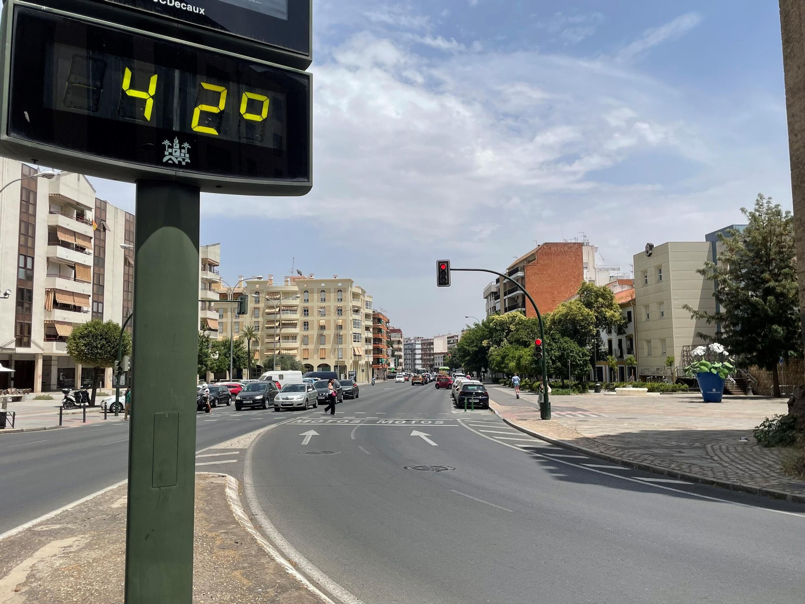 Un termómetro marca 42 grados en avenida de las Ollerías
