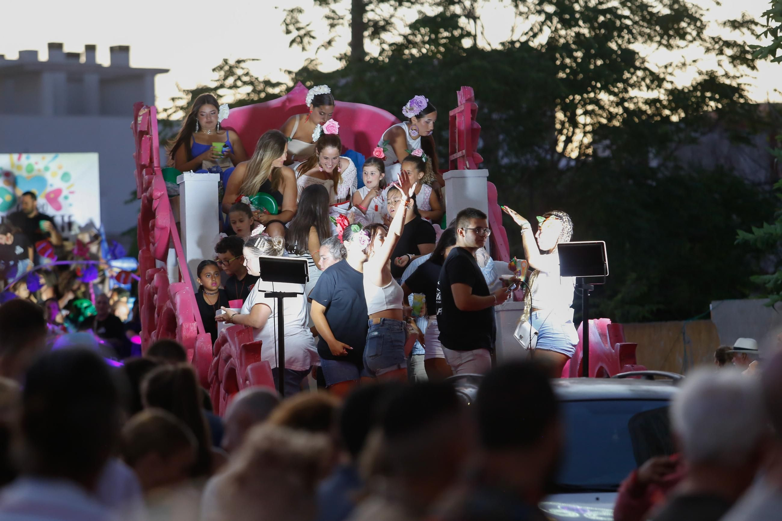 Búscate en las fotos de la cabalgata de la Feria de La Línea