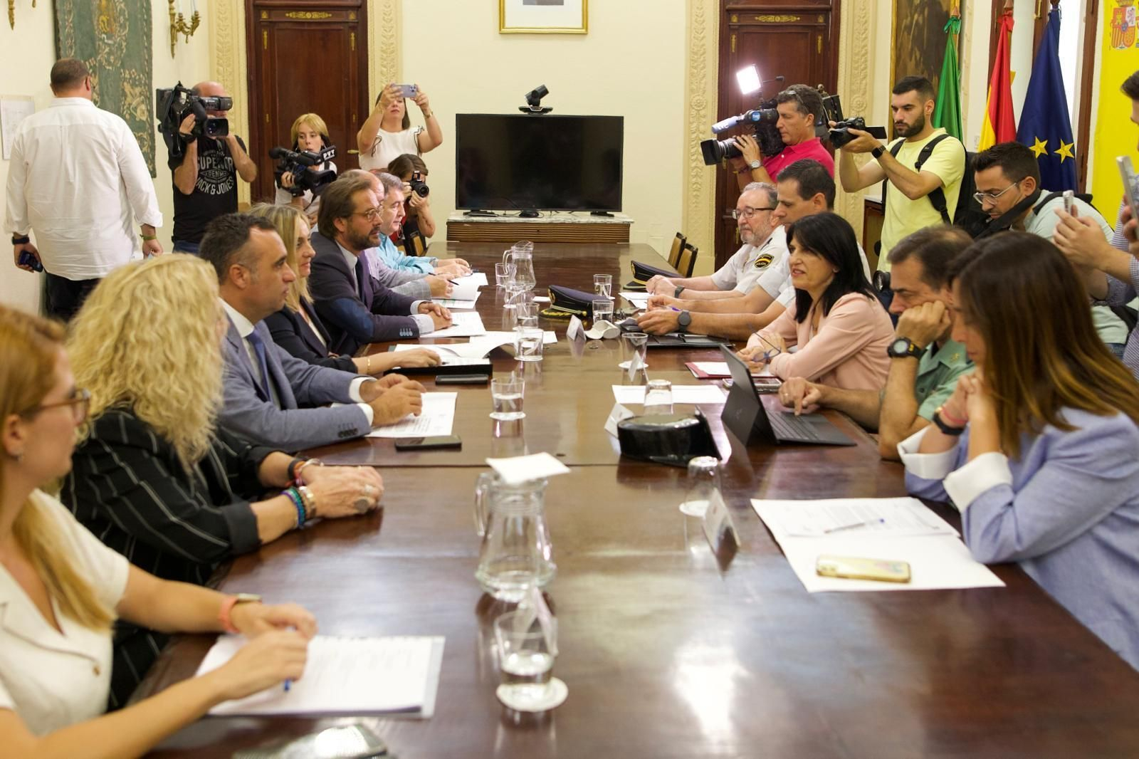 Imagen de la reunión mantenida entre las administraciones públicas de Granada para tratar de combatir el fraude eléctrico