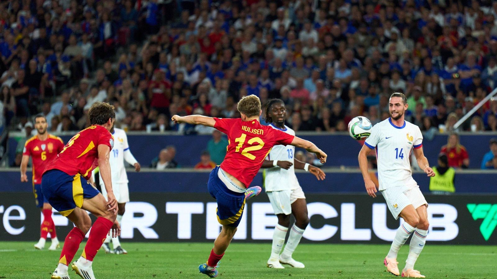 Dean Huijsen, con España.