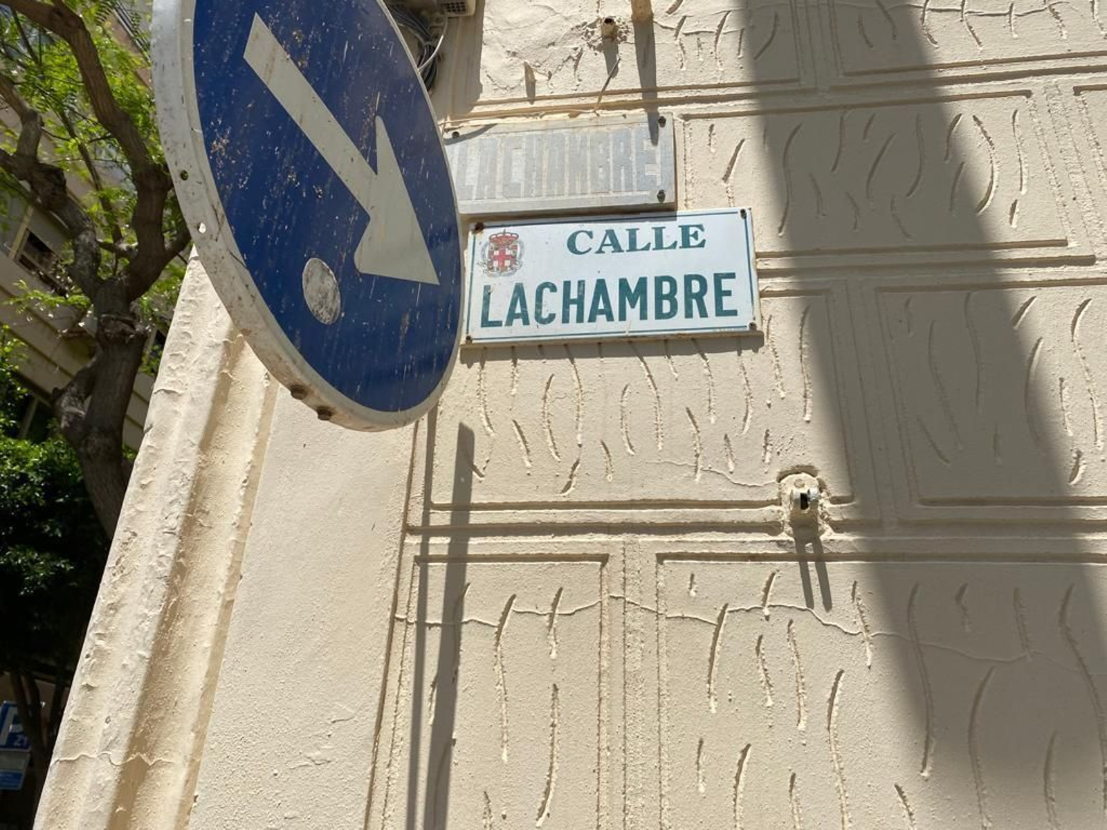 Dos placas en convivencia de la misma calle