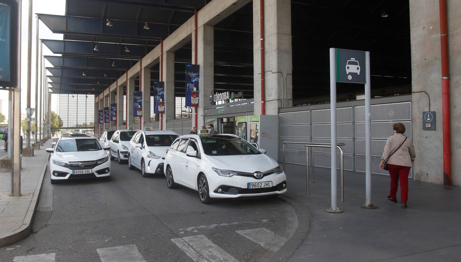 Taxis en la parada de la estación de trenes de Córdoba.