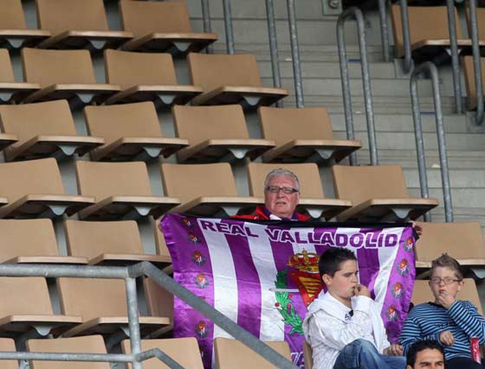 Pese a la abultada derrota, los pucelanos intentaron llevarlo con dignidad y animaron a su equipo hasta el final. 

Foto: Miguel Angel Gonzalez