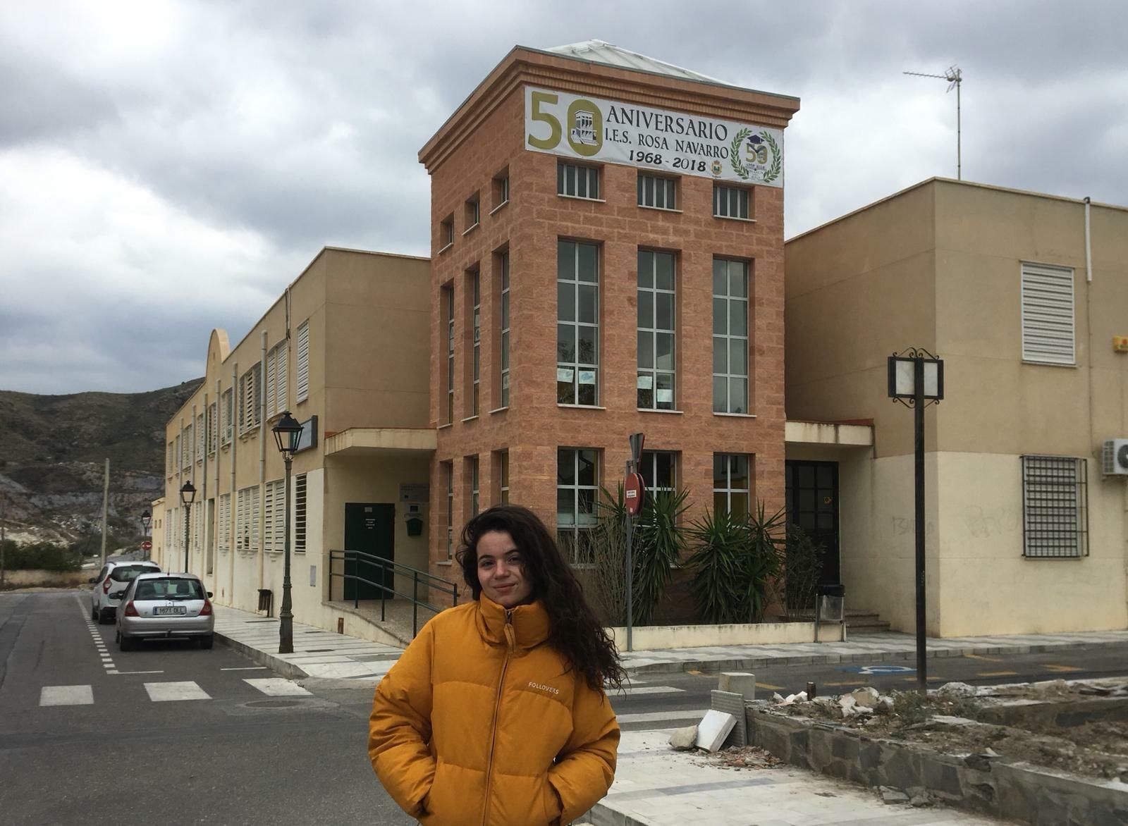 Celia Lorente Venteo, en la p uerta del IES Rosa Navarro de Olula del Río, en el que actualmente estudia 4º de ESO.
