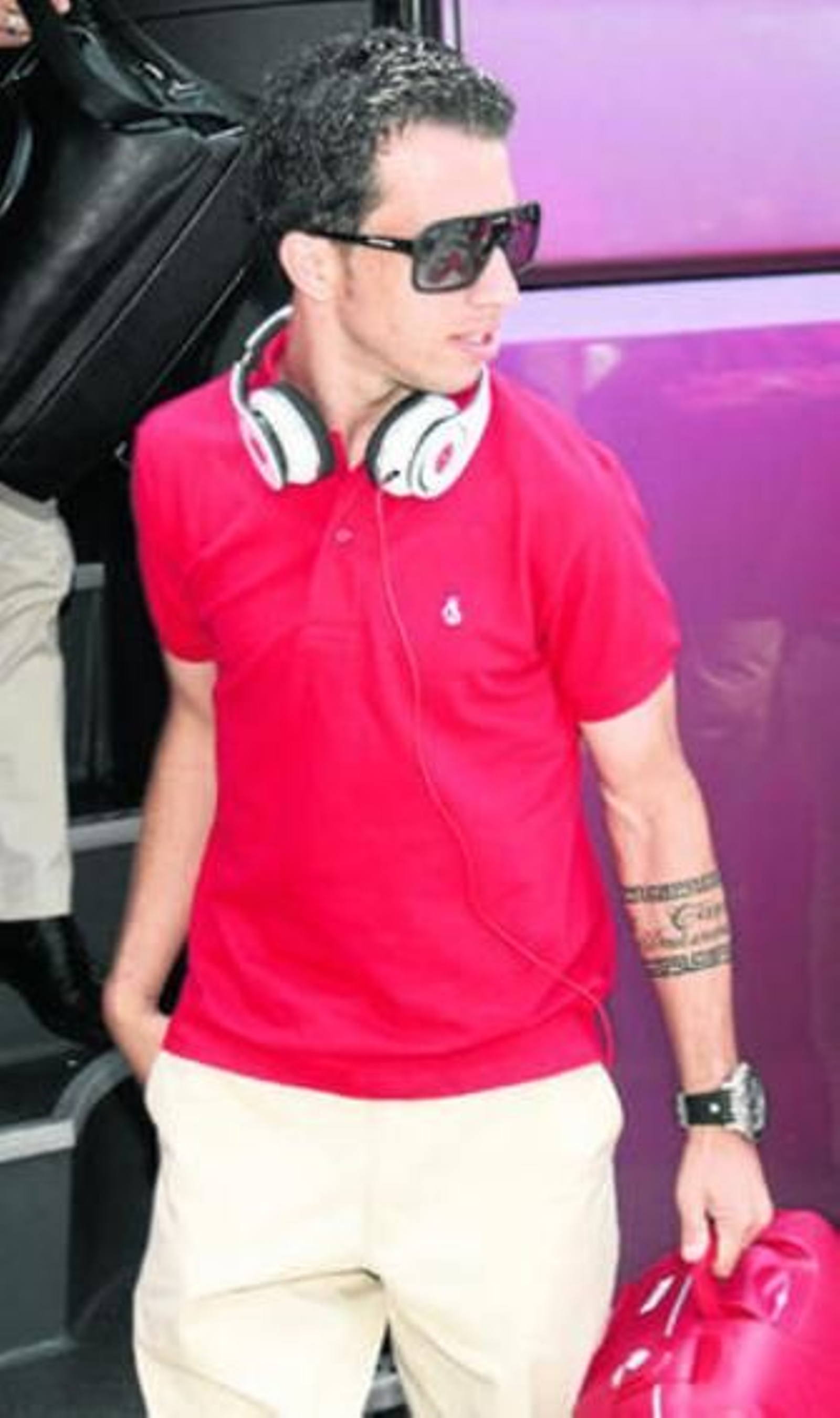 El lateral brasileño Cicinho, justo antes de subirse al autobús del equipo sevillista.