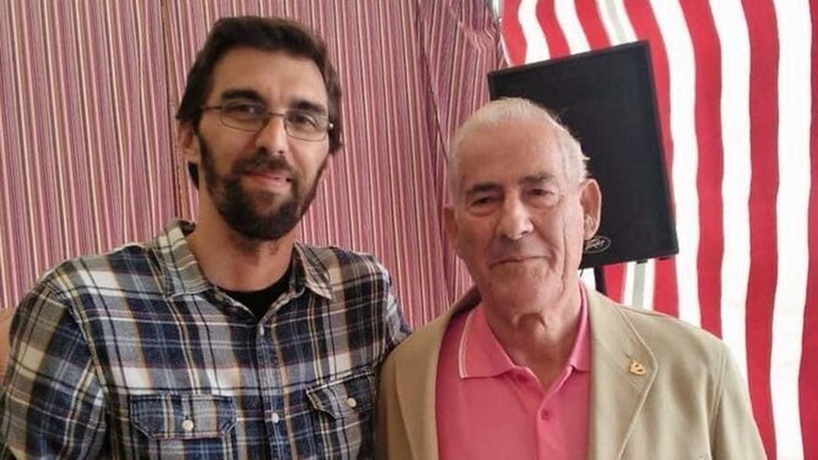 Juan Ramón Arias (dcha.) junto al coordinador local del PCE José Luis Bueno.