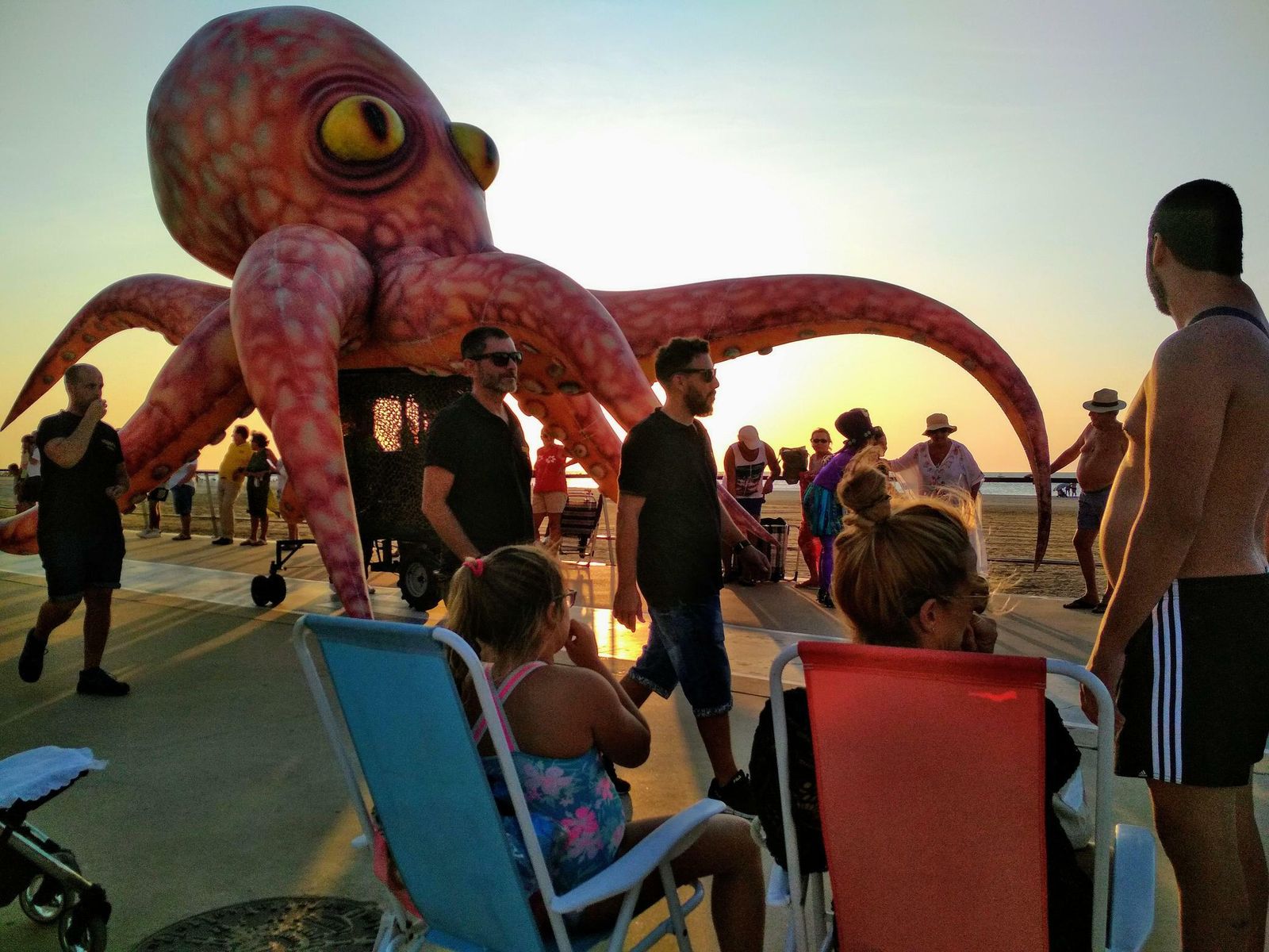 La Cabalgata de la Circunnavegación reunió a numeroso público en todo su recorrido.