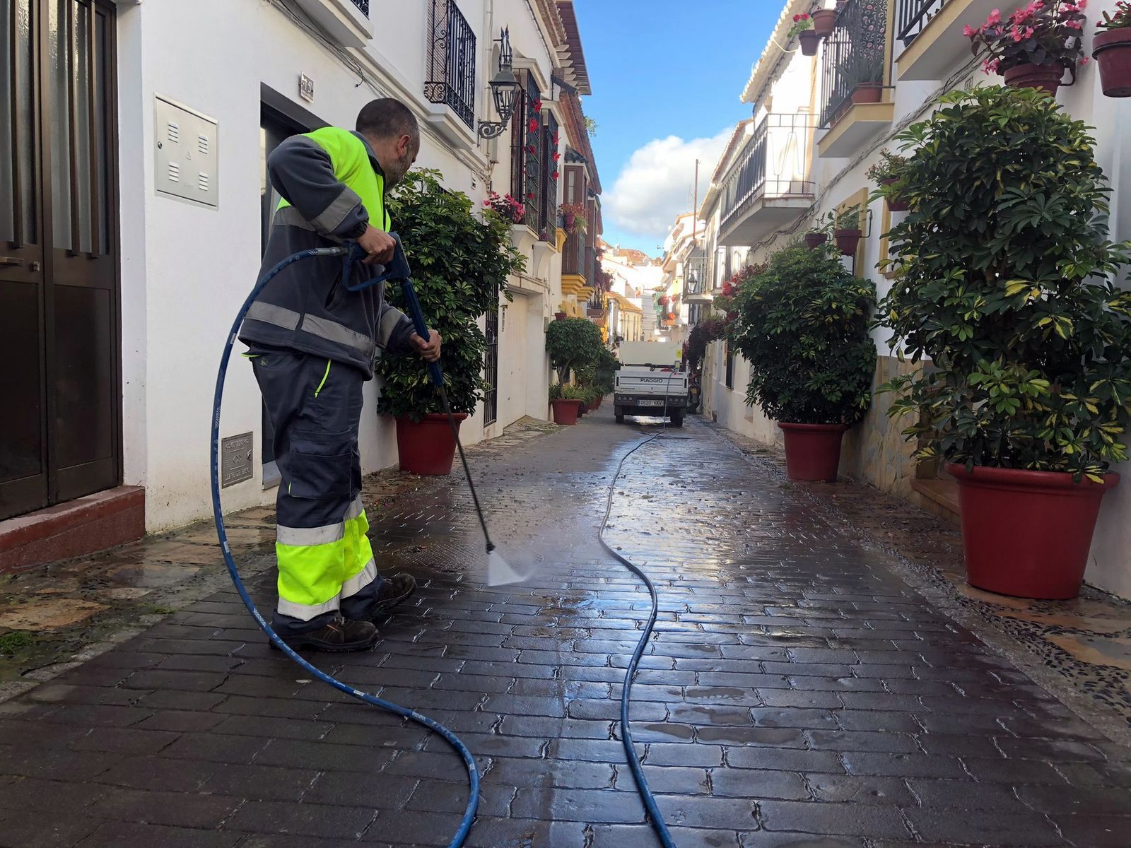 Un operario municipal realizando labores de limpieza en Estepona.