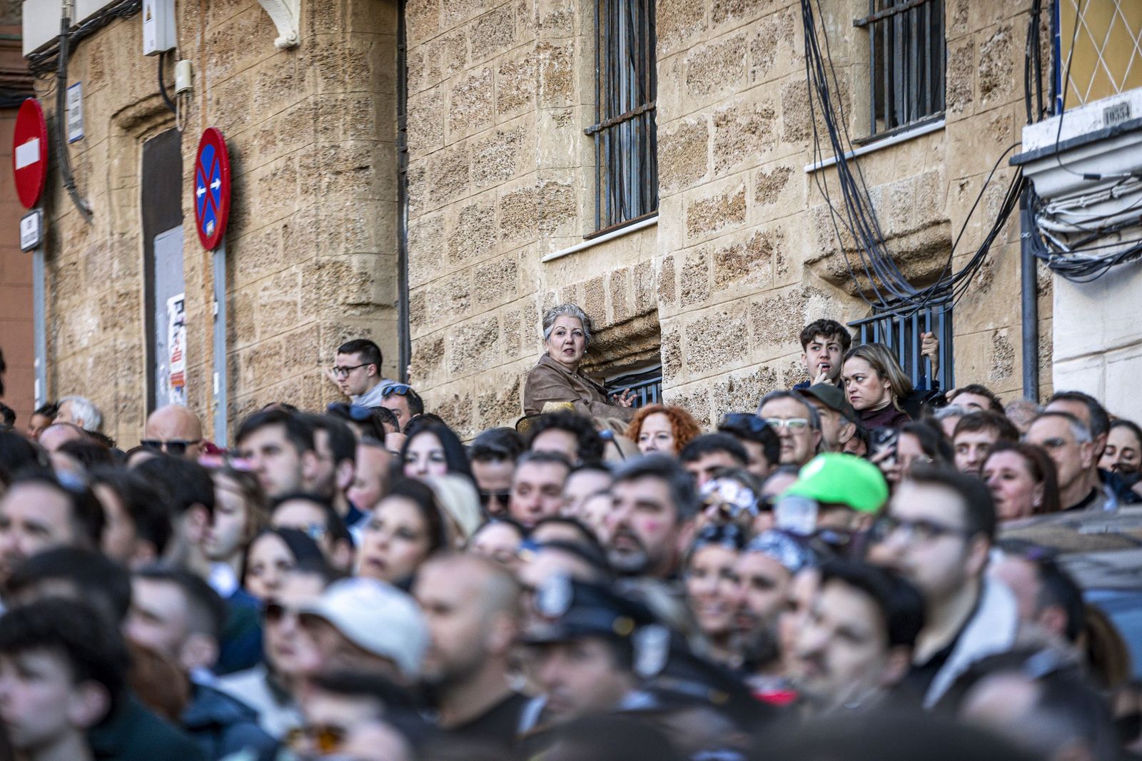El multitudinario encuentro entre los dos primeros premios del Carnaval de Cádiz, en imágenes