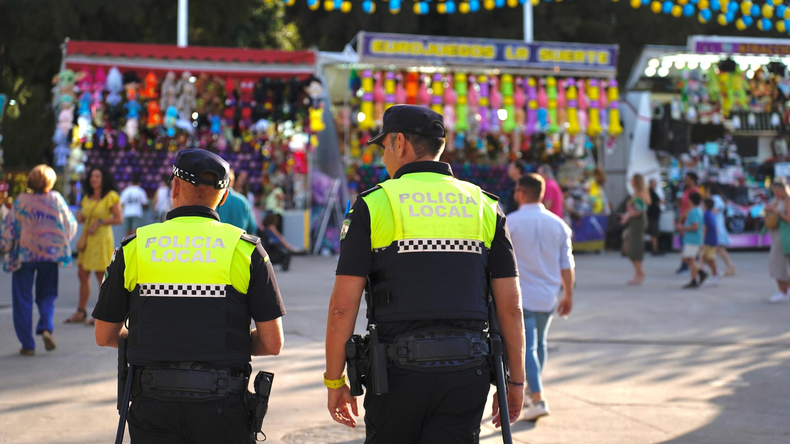 Dos agentes de la Policía Local en la Feria.