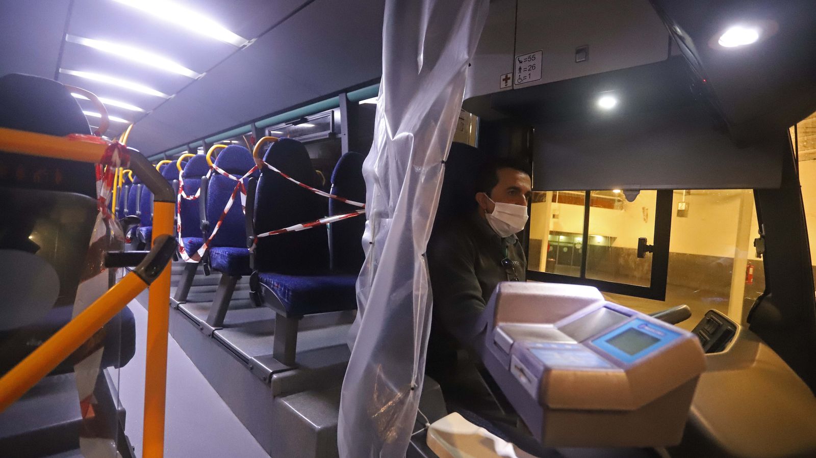 Reparto de mascarillas en las estaciones de autobús del Campo de Gibraltar