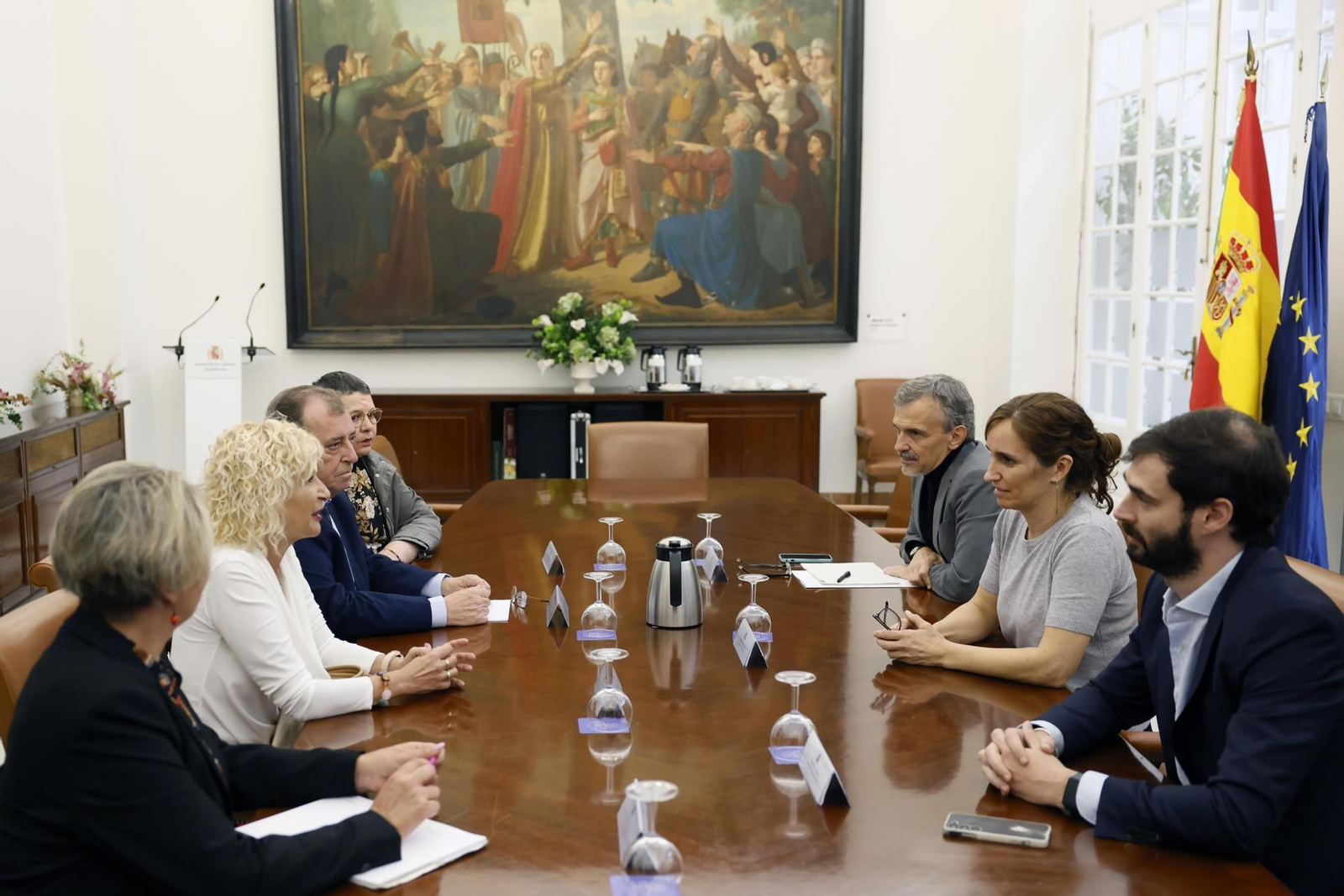 Mónica García, en el centro de la derecha, reunida con representantes de Amama en Sevilla.