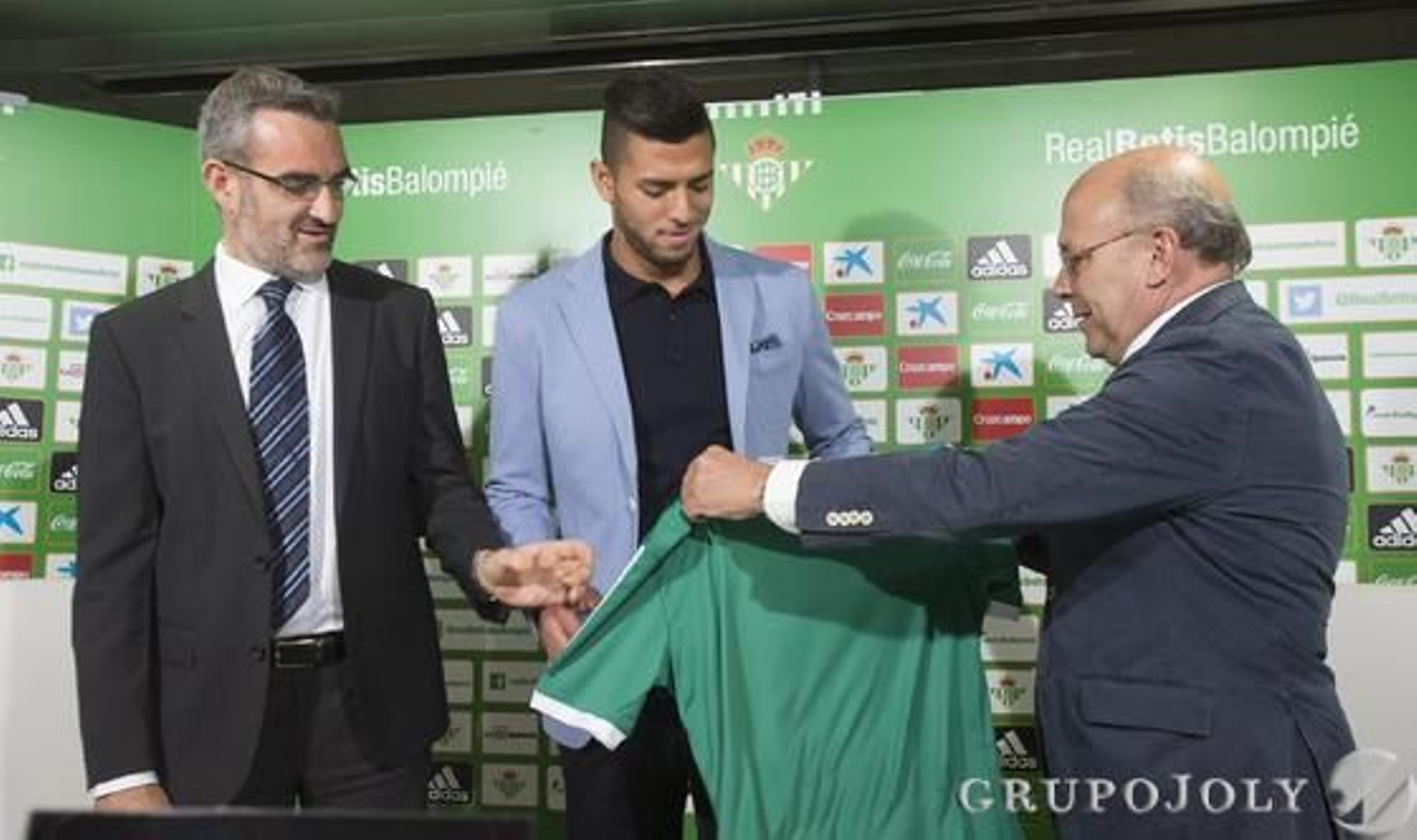La imágenes de la presentación de Tarek como nuevo jugador del Betis

Foto: Antonio Pizarro