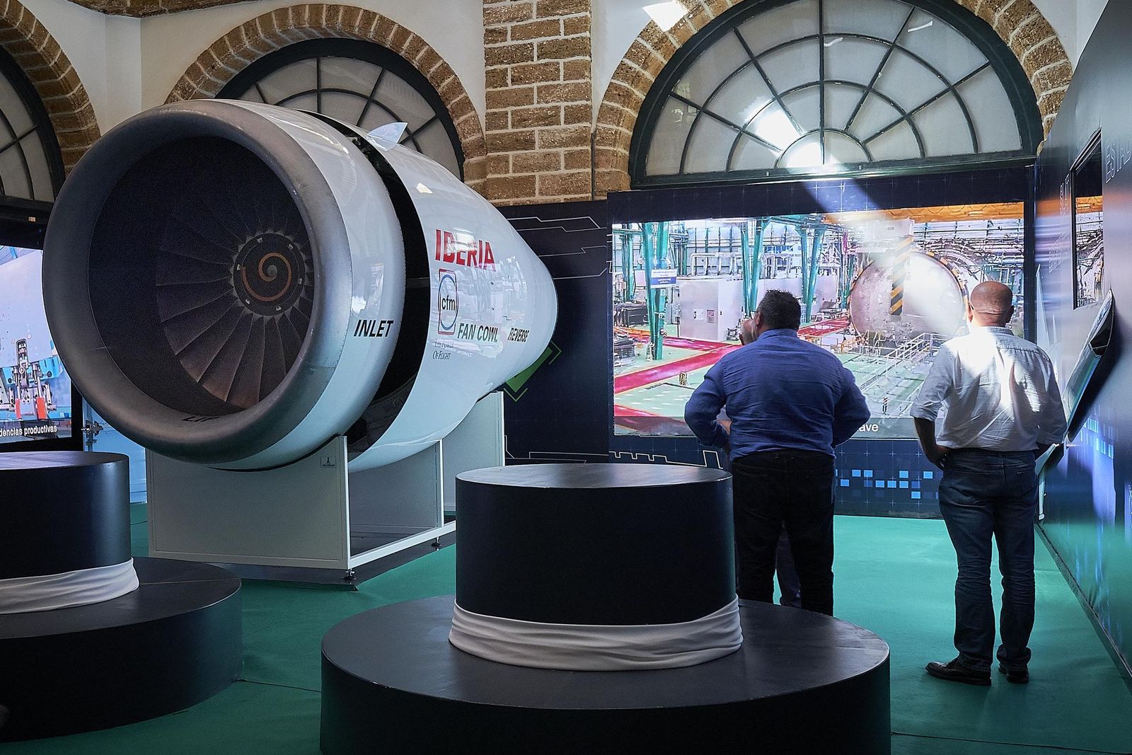 Un motor de un A-340 que se puede ver en una de las salas del Palacio provincial.