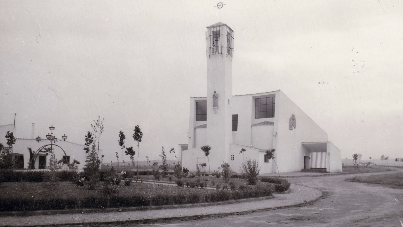 Iglesia construida por Carlos Arniches en Algallarín.