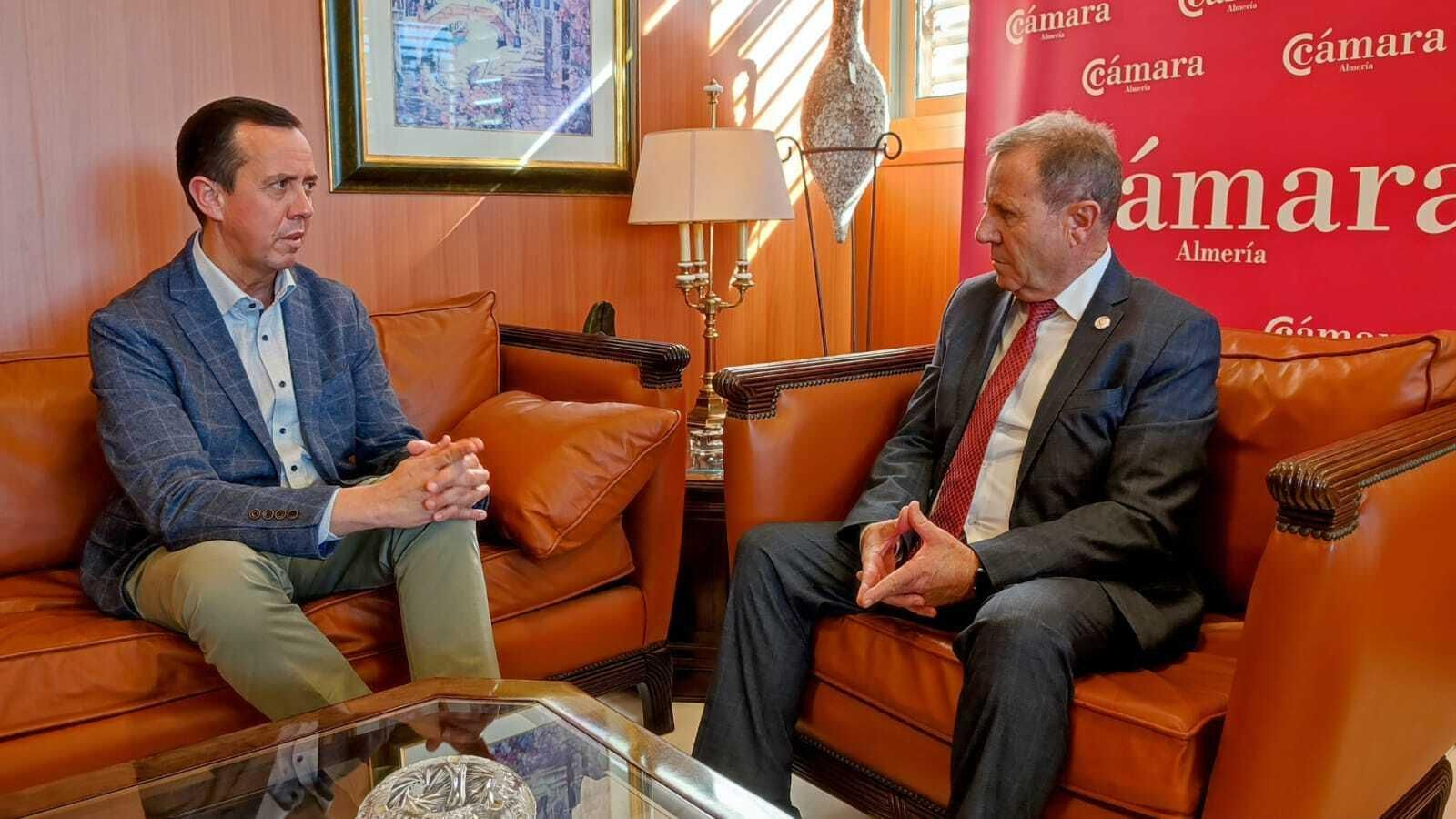 Reunión entre el subdelegado del Gobierno y el presidente de la Cámara de Comercio.