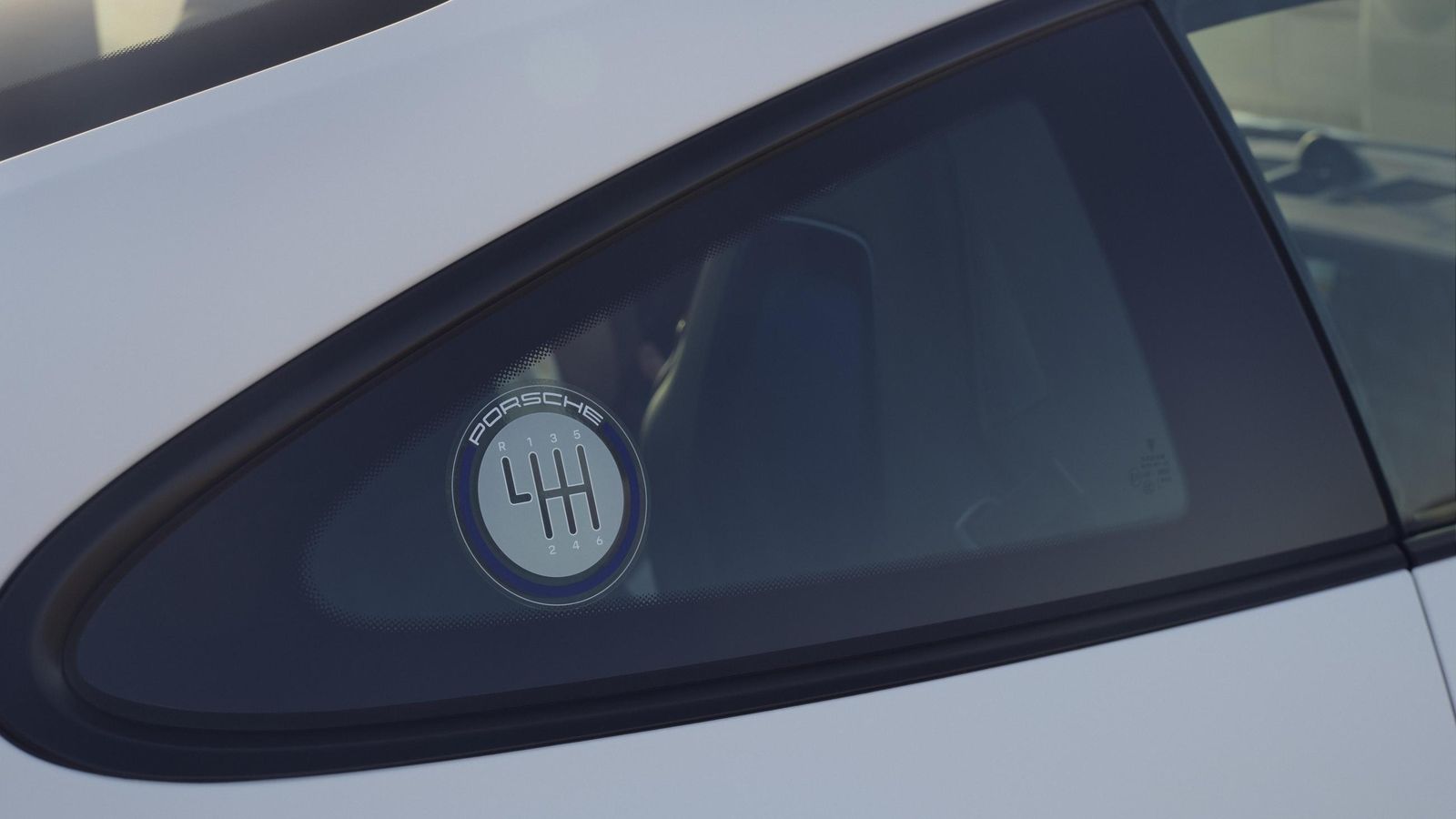 El esquema del cambio se repite en salpicadero, luces de bienvenida o las ventanillas traseras.