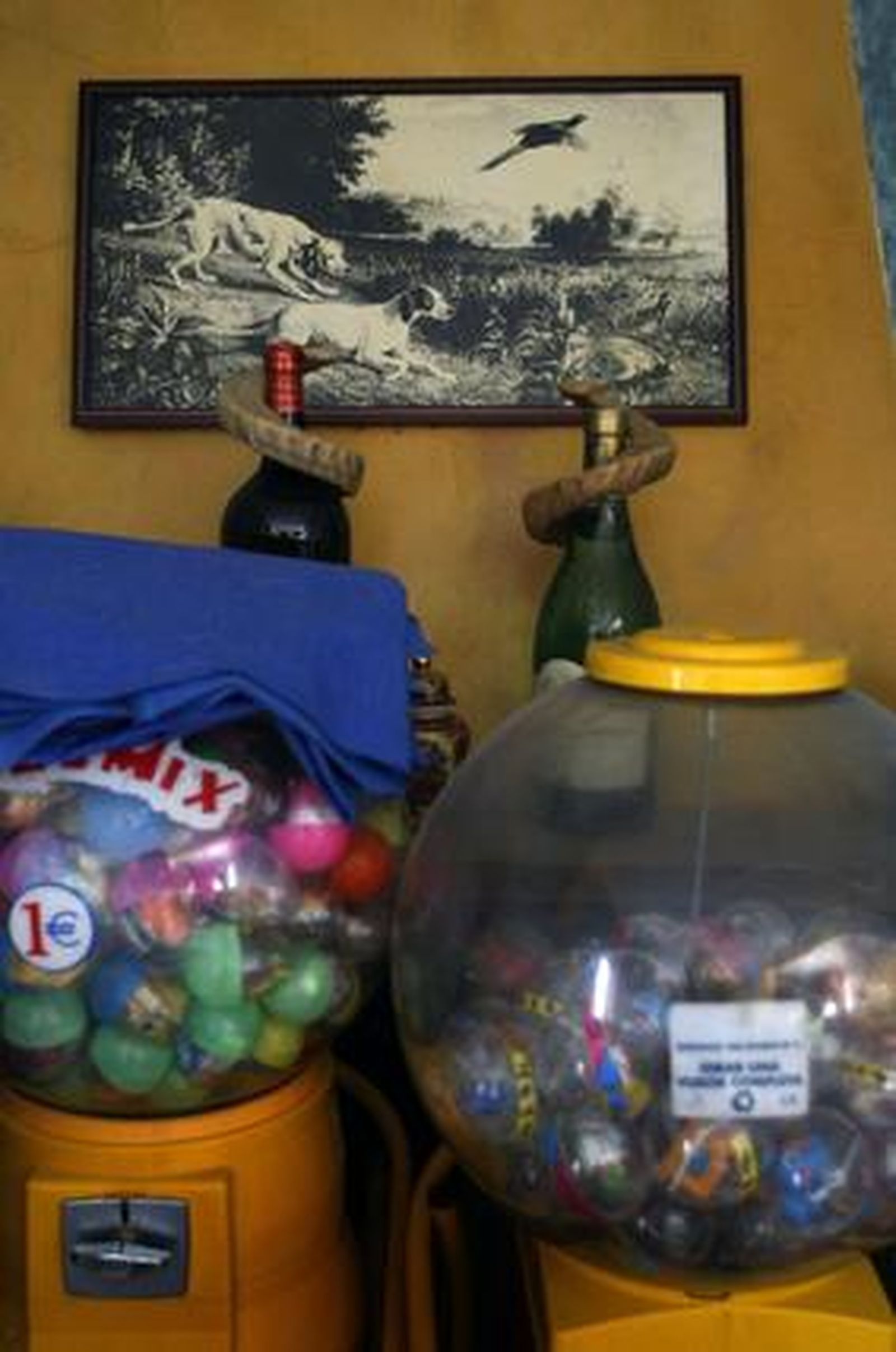 Cuadro de perros perdigueros en Los Tollos en el bar Al Andalus, de El Cuervo. 

Foto: Fito Carreto