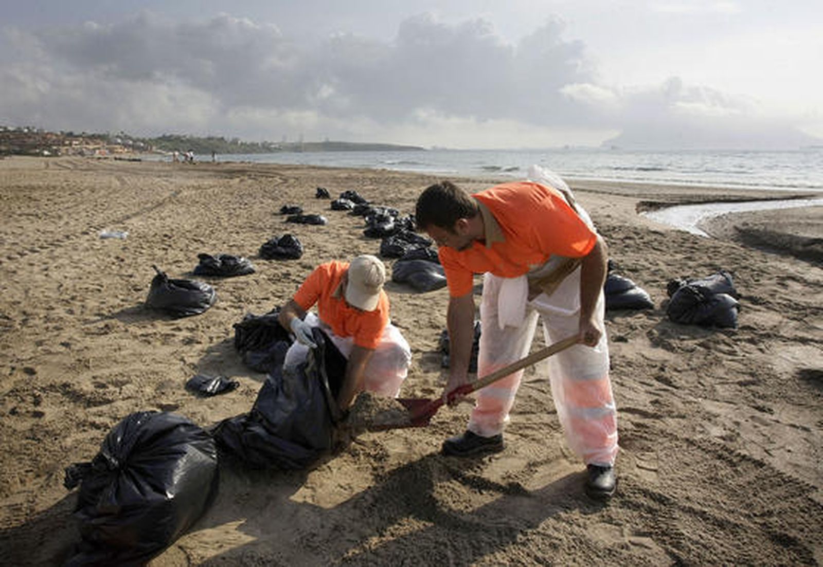 Desplegado el dispostivo de limpieza en la playa de Getares.

Foto: Erasmo Fenoy