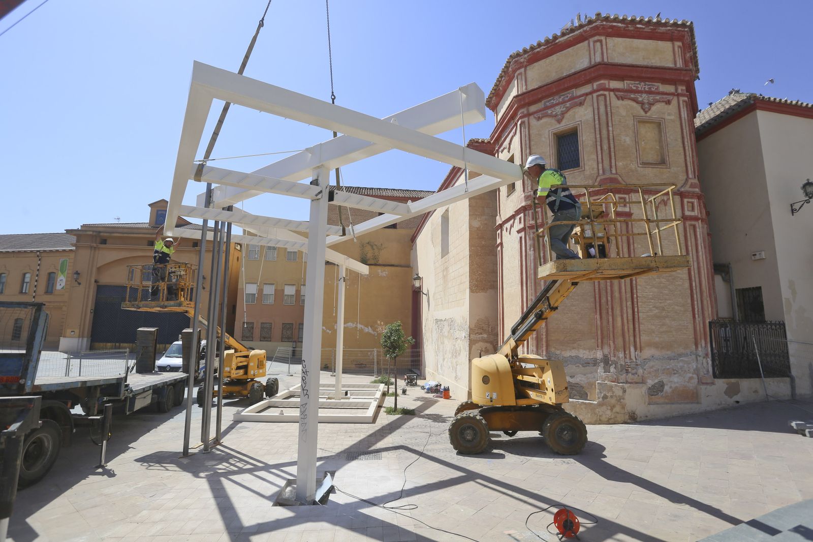 La retirada de la polémica pérgola de Santo Domingo, en fotos