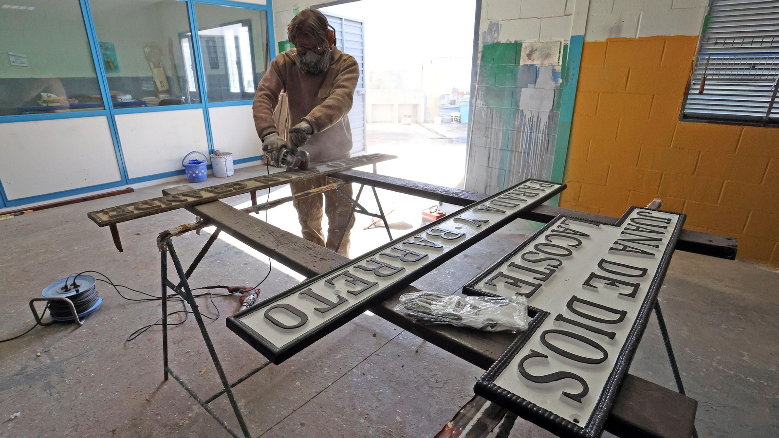 Trabajos de restauración del callejero de Jerez