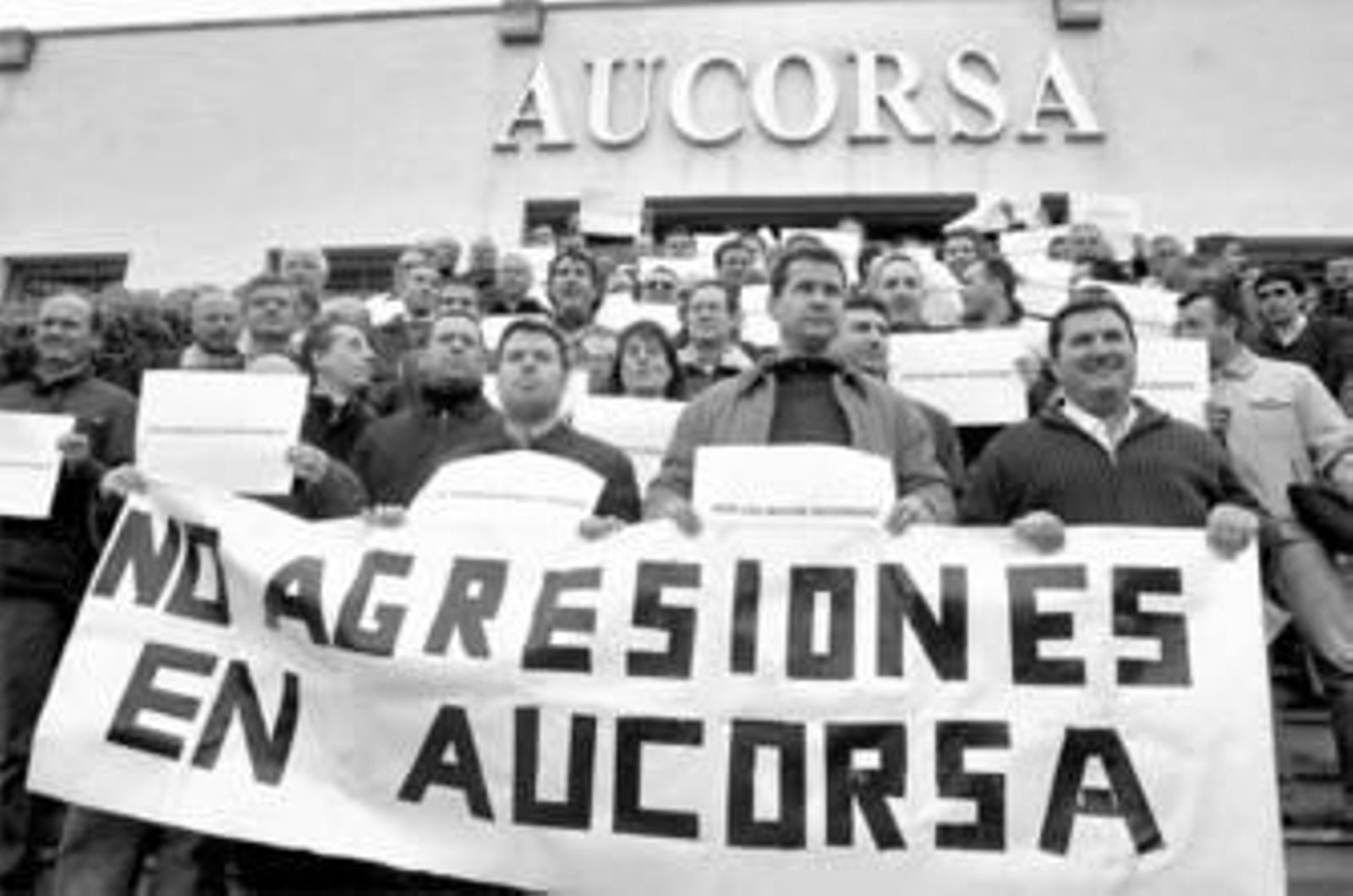 Unos 80 empleados de Aucorsa protestan en la puerta de las oficinas ayer. Unos 80 empleados de Aucorsa protestan en la puerta de las oficinas ayer.