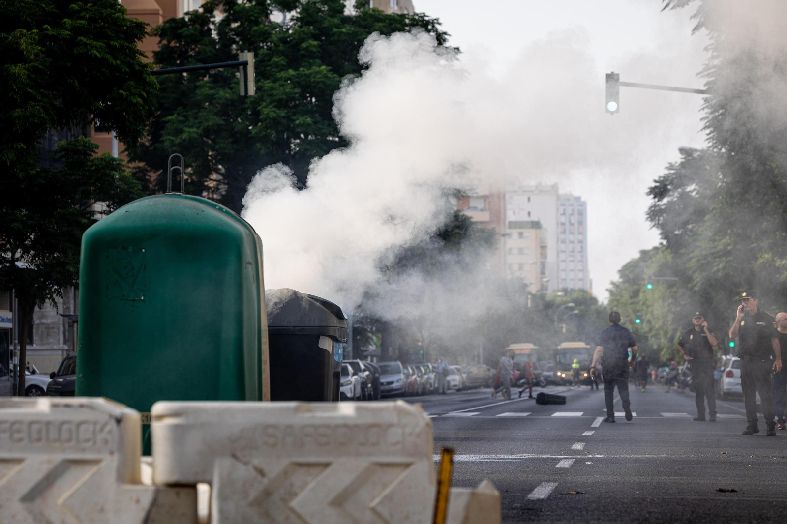 Contenedores dispersos en la avenida principal al paso de los huelguistas en la primera jornada de protestas del metal en Cádiz.