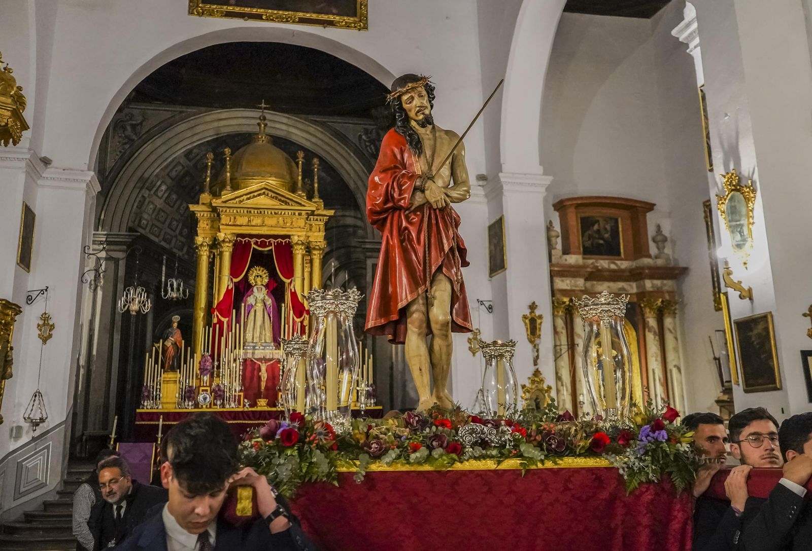 El Señor de la Sentencia, en vía crucis, a los pies de la Alhambra