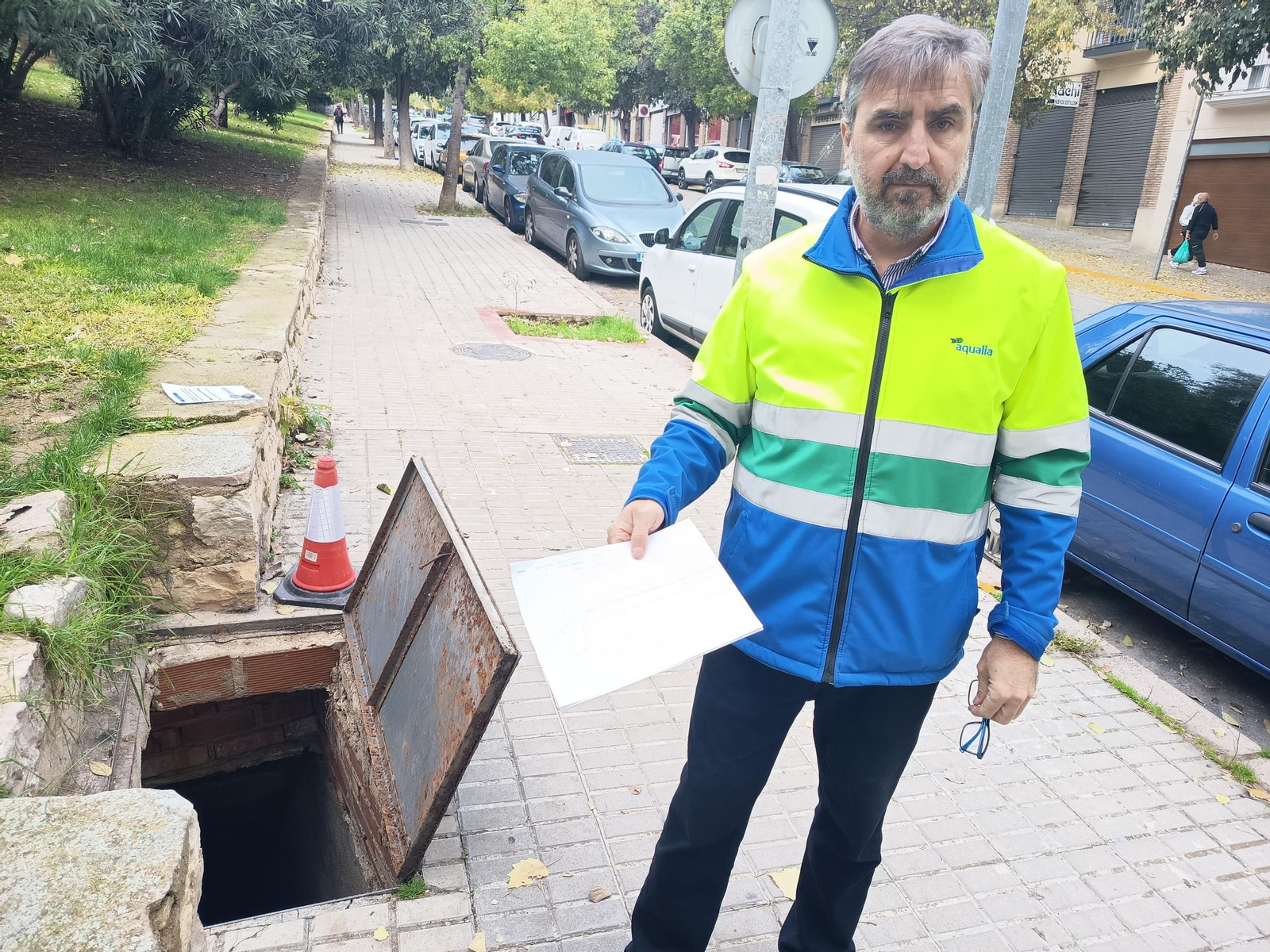 Pedro Extremera muestra los planos de la galería de la Senda de los Huertos.