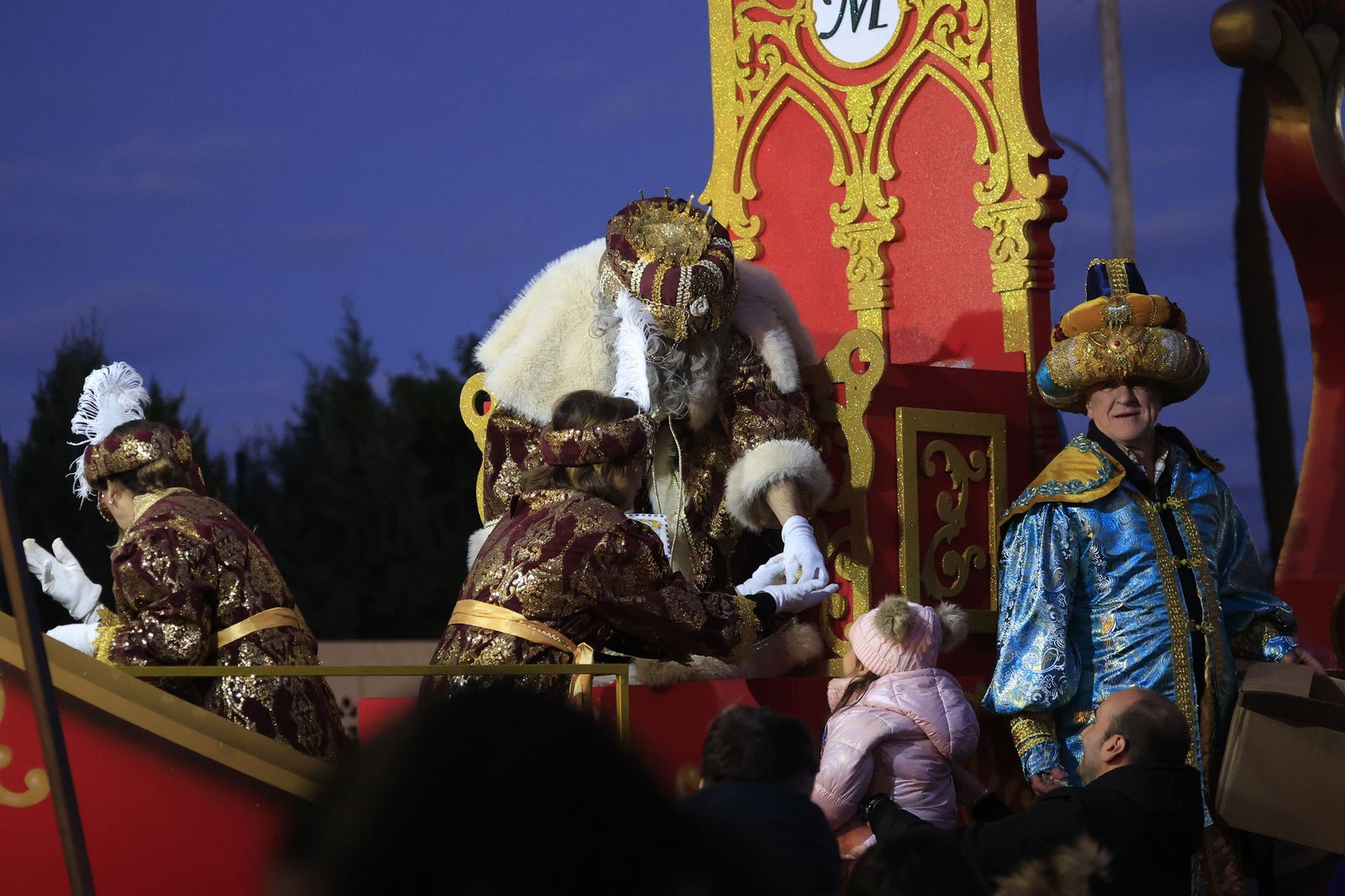 Búscate en las fotos de la cabalgata de Reyes Magos 2026 en La Línea