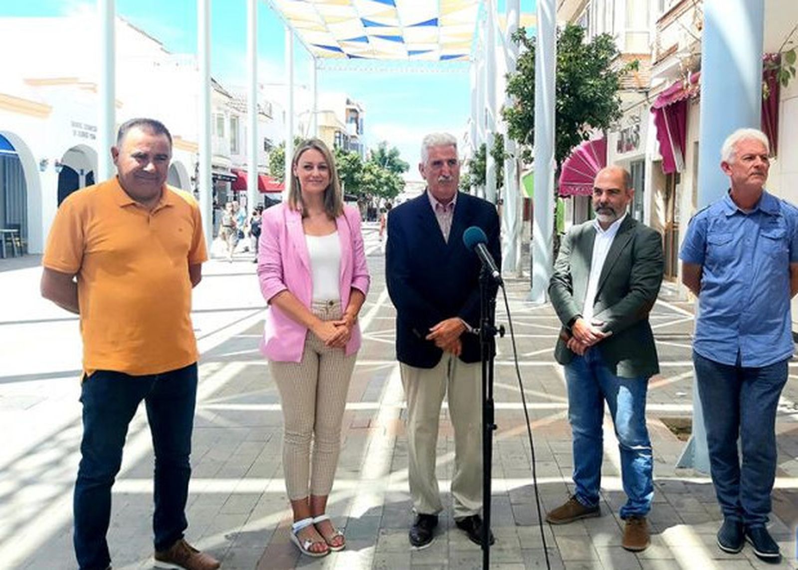 La visita oficial de la Diputación y el Ayuntamiento de Chipiona al tramo ya entoldado de la calle Víctor Pradera.