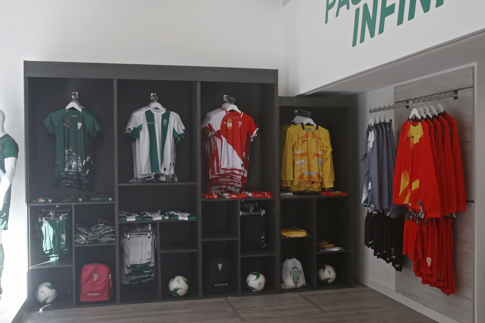 Las imágenes de la tienda oficial del Córdoba CF en el centro