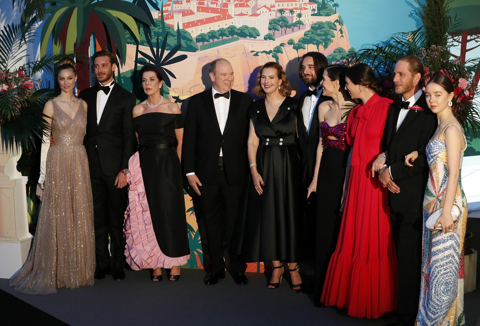 Los Grimaldi, con Carolina y el príncipe Alberto y Carole Bouquet en el centro.