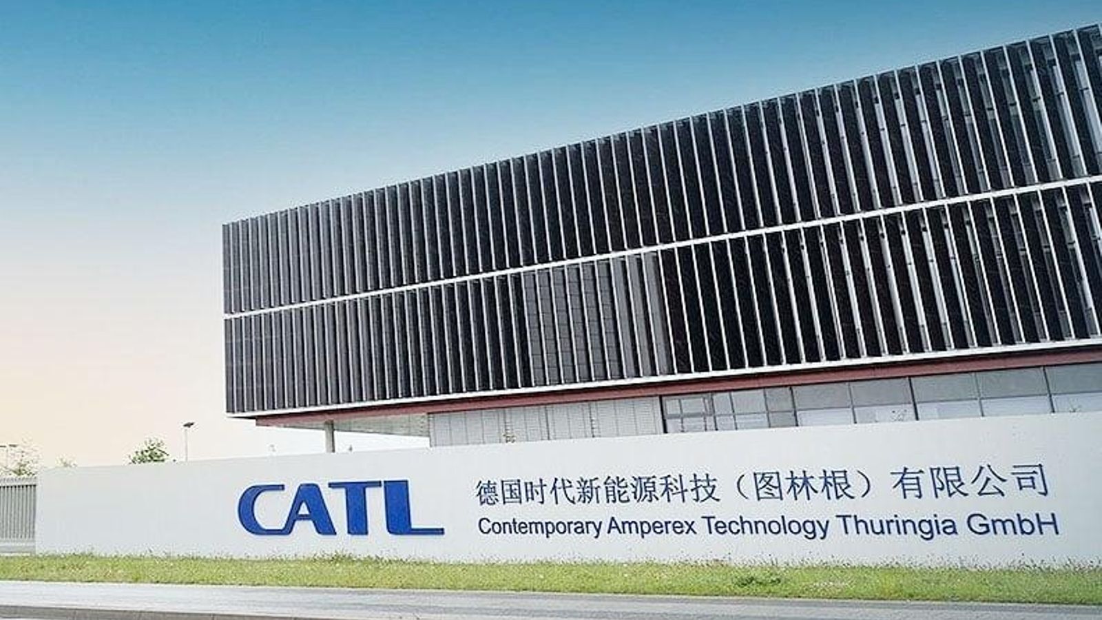 CATL es hoy, por delante de LG Energy Solution y BYD, el principal fabricante de baterías del mundo. Les siguen Panasonic, SK Innovation, Samsung y CALB. CATL es hoy, por delante de LG Energy Solution y BYD, el principal fabricante de baterías del mundo. Les siguen Panasonic, SK Innovation, Samsung y CALB.