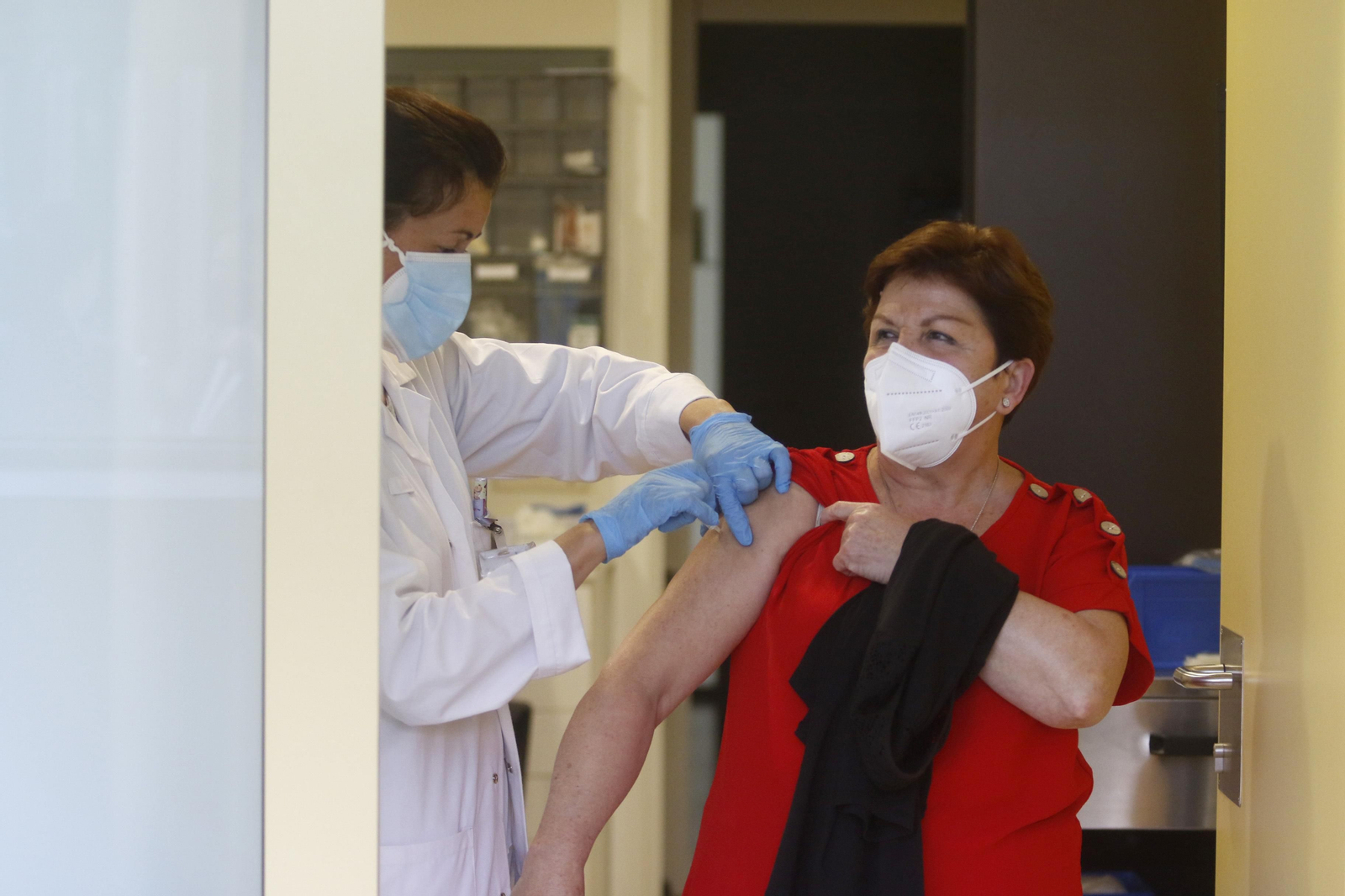 La ilusión de los primeros vacunados con Janssen en Córdoba para combatir el coronavirus, en imágenes