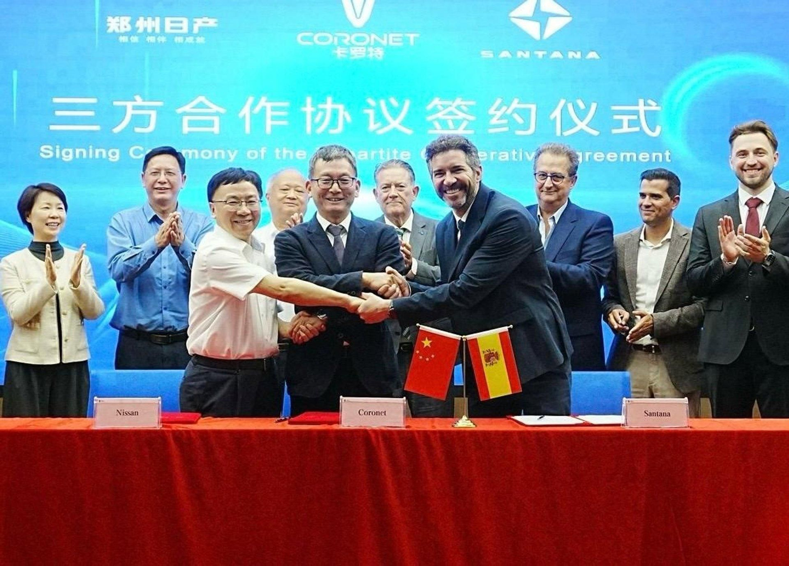 Eduardo Blanco (derecha), junto a responsables de Zhengzhou Nissan y Anhui Coronet, al sellar el pasado abril su alianza.