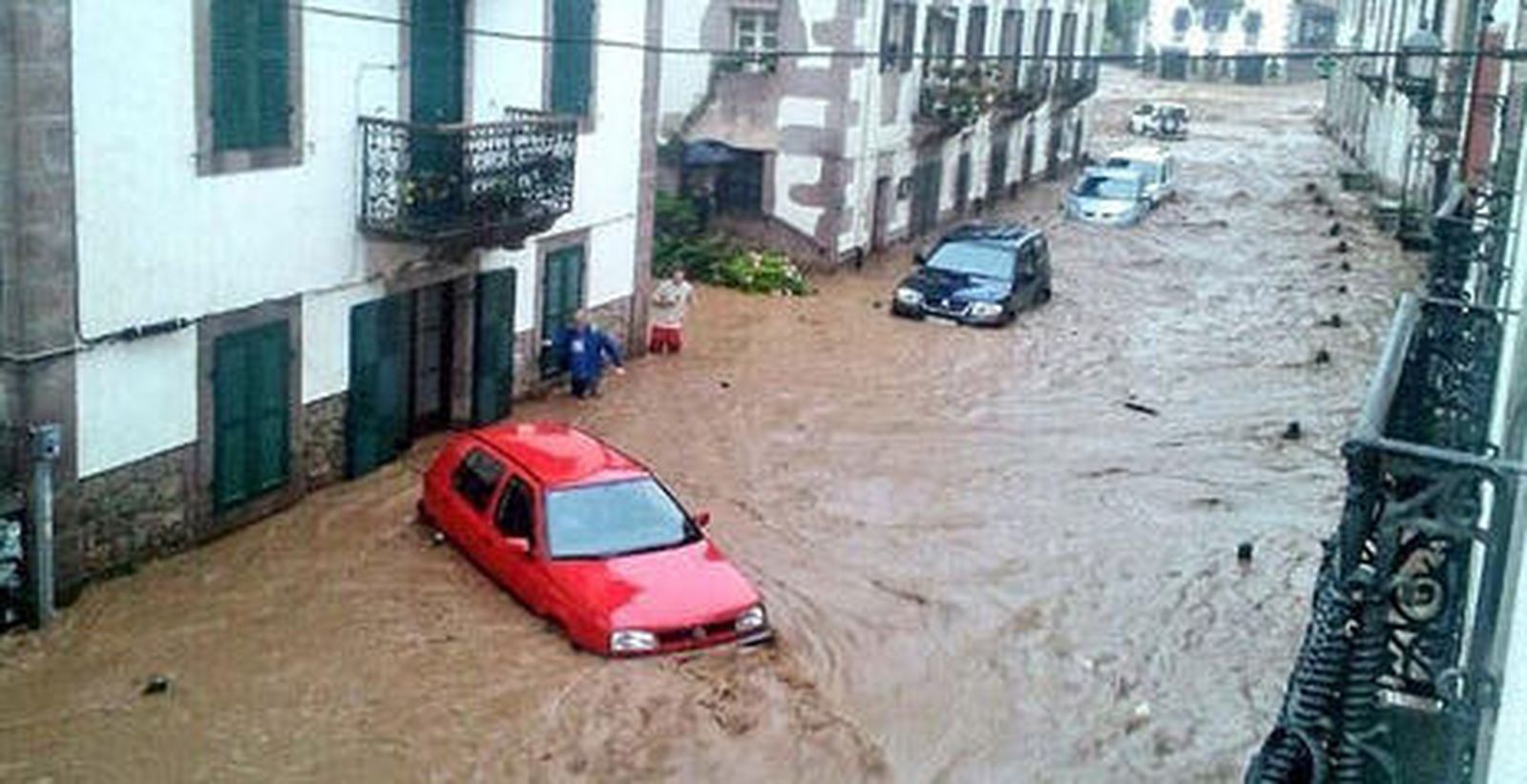 Decretada la alerta por inundaciones al desbordarse el río Baztan en Navarra