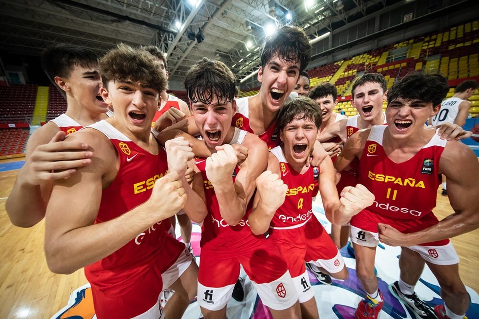 Los jugadores de la selección española celebran el pase a la final.