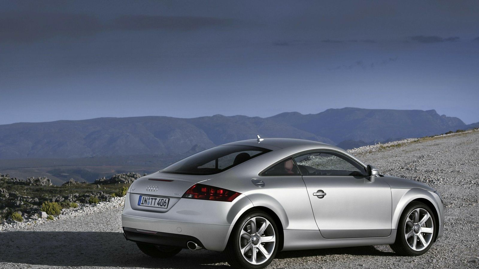 Con la segunda generación el TT perdió la simetría que lo caracterizaba, pero ganó fluidez en su diseño.